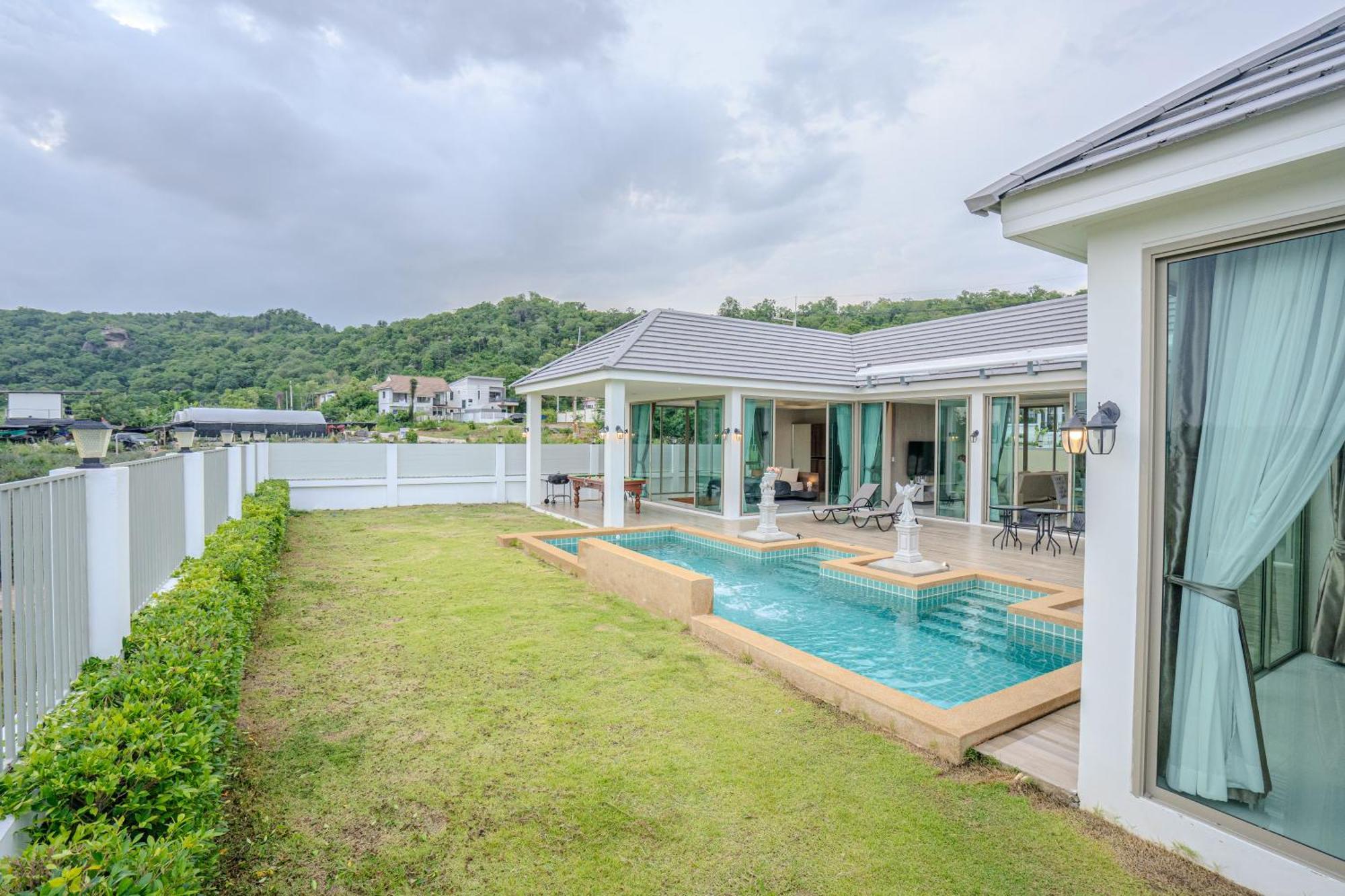 Luxurious 4-bedroom Pool Mountain Views Villa *