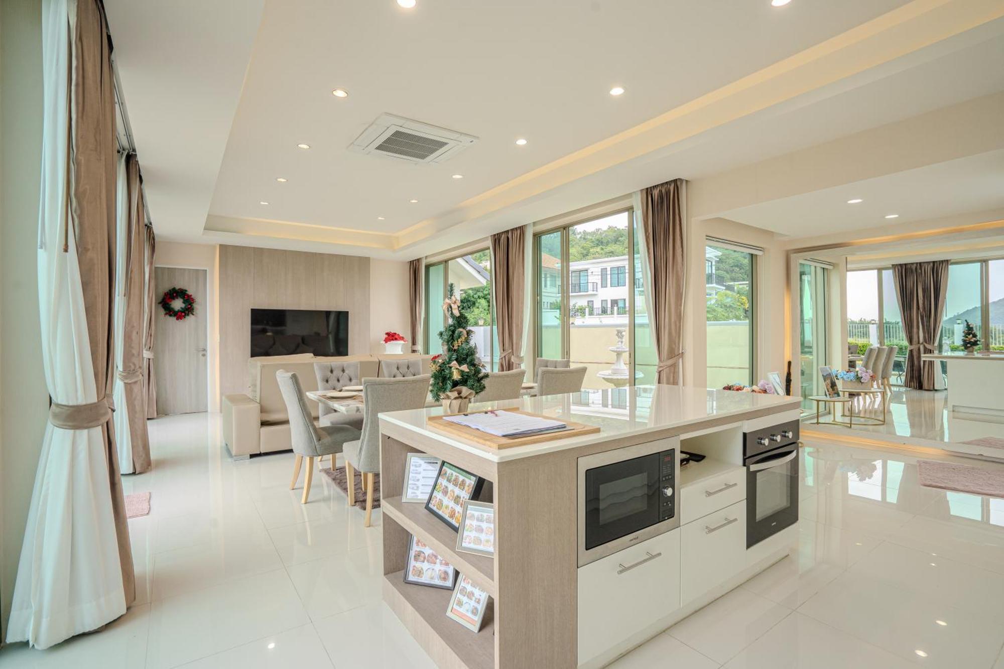 Luxurious 4-bedroom Pool Mountain Views *