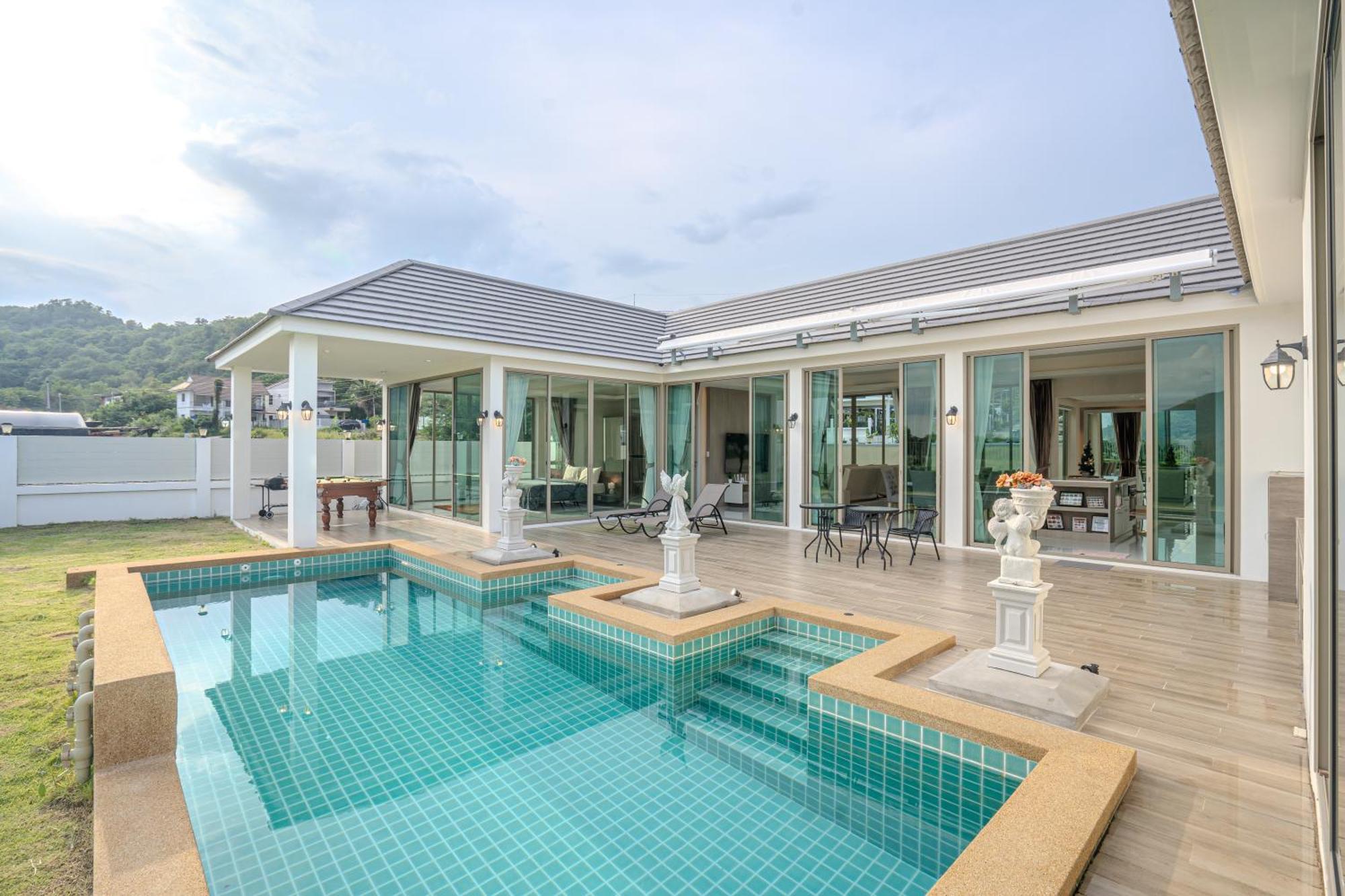 Luxurious 4-bedroom Pool Mountain Views