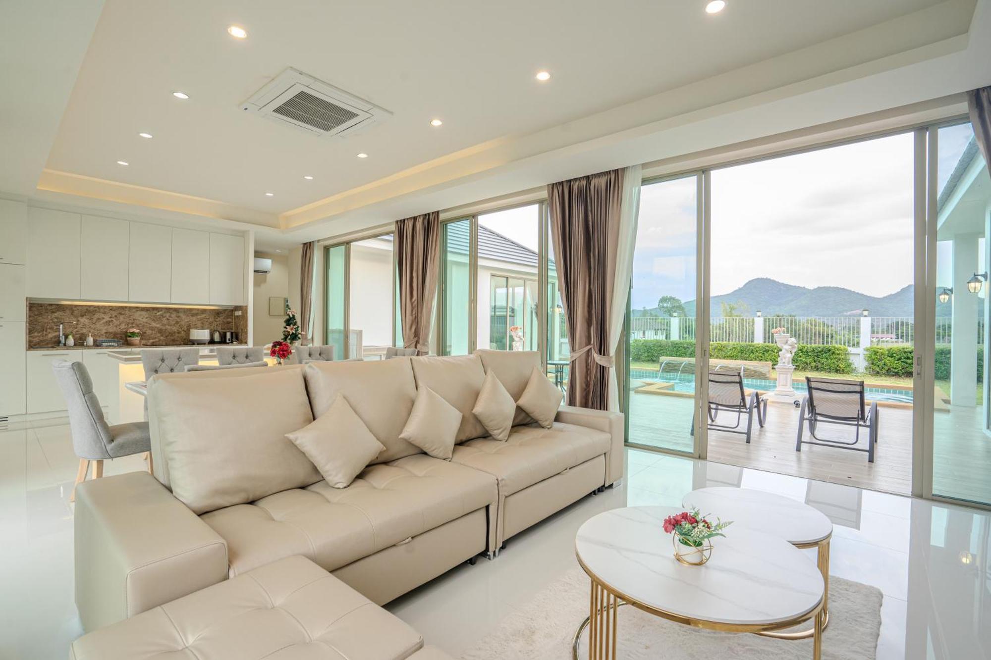 Luxurious 4-bedroom Pool Mountain Views Villa