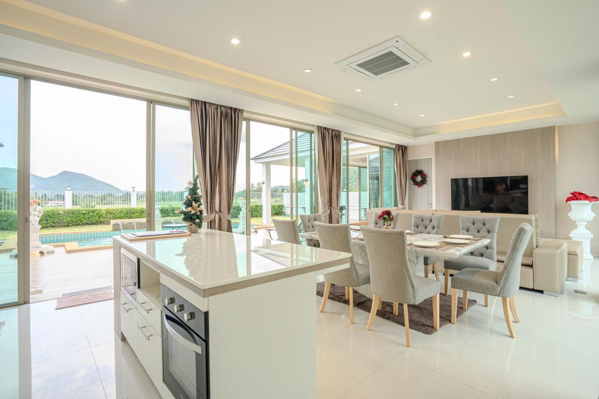 Luxurious 4-bedroom Pool Mountain Views