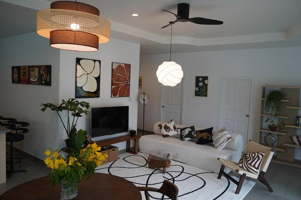 Cozy 4-bedroom Pool Villa, Black Mountain Golf Course, Orchid Paradise Home,hua Hin Villa