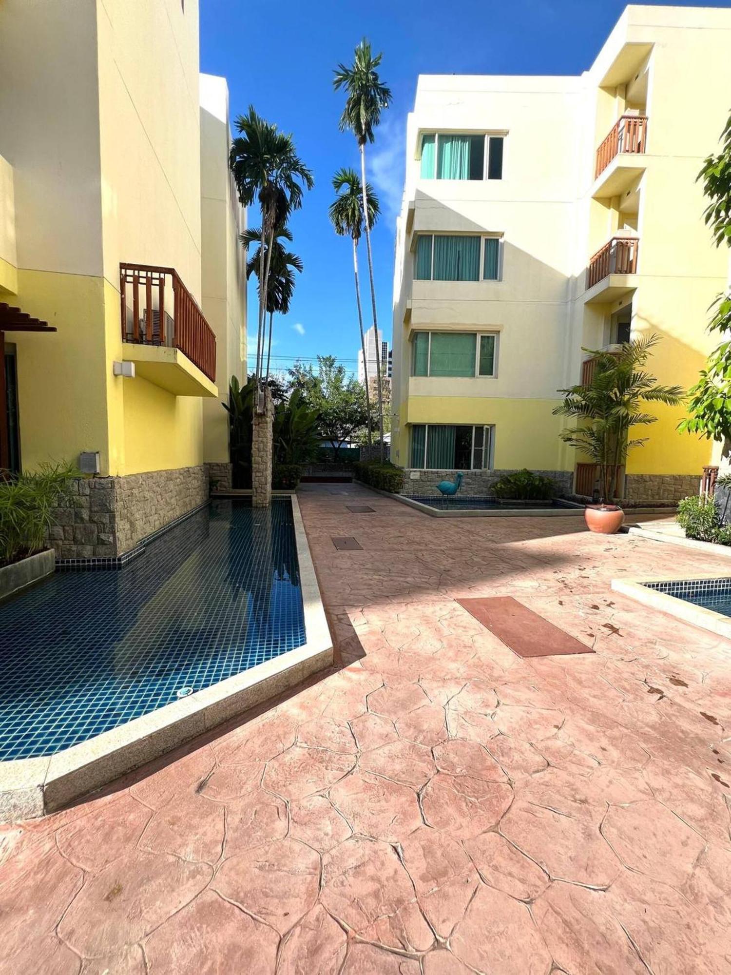 One Bedroom At Main Downtown With 5 Mins Walk To
