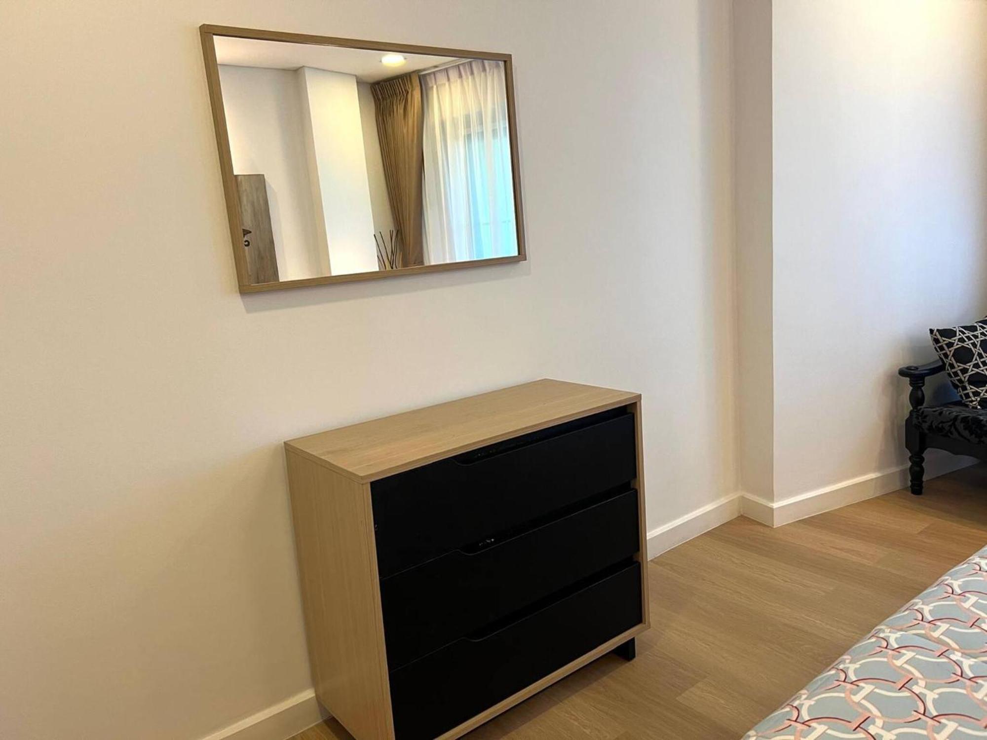 One Bedroom At Main Downtown With 5 Mins Walk To Apartment