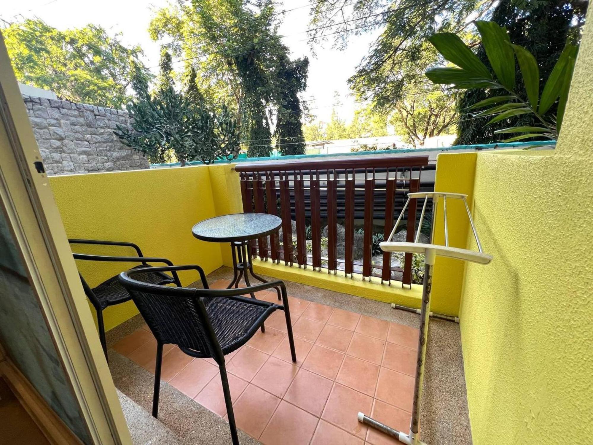 One Bedroom At Main Downtown With 5 Mins Walk To *