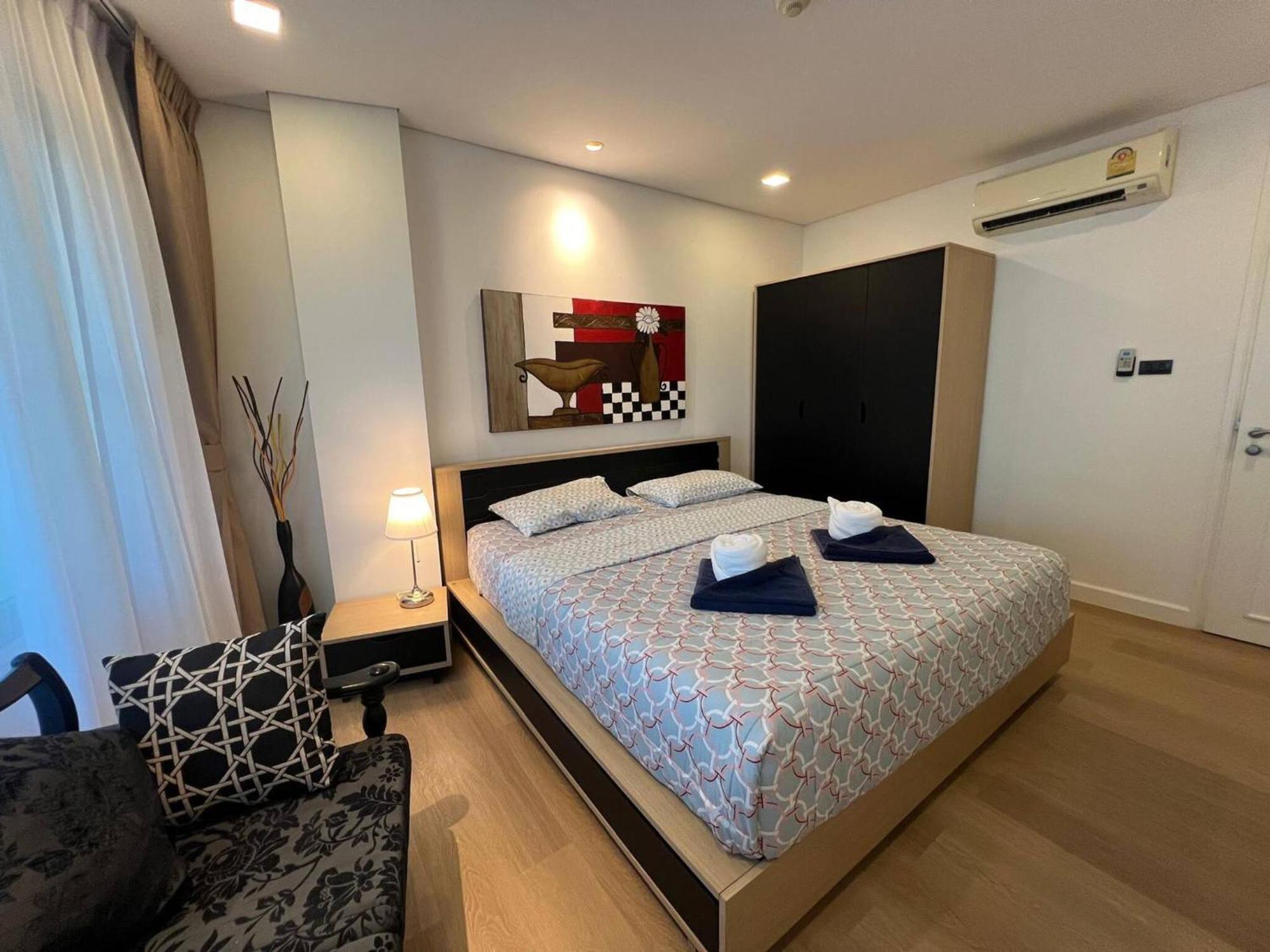 One Bedroom At Main Downtown With 5 Mins Walk To Apartment *