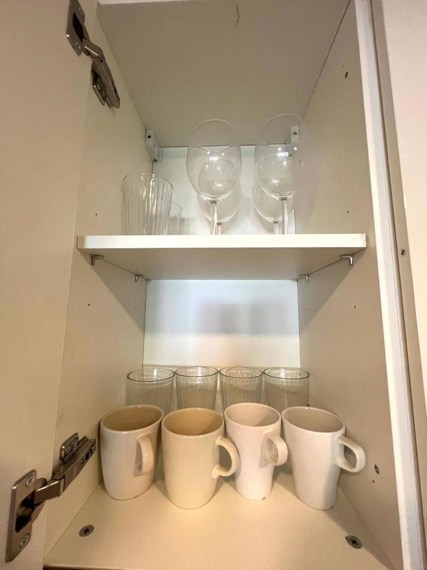 One Bedroom At Main Downtown With 5 Mins Walk To *