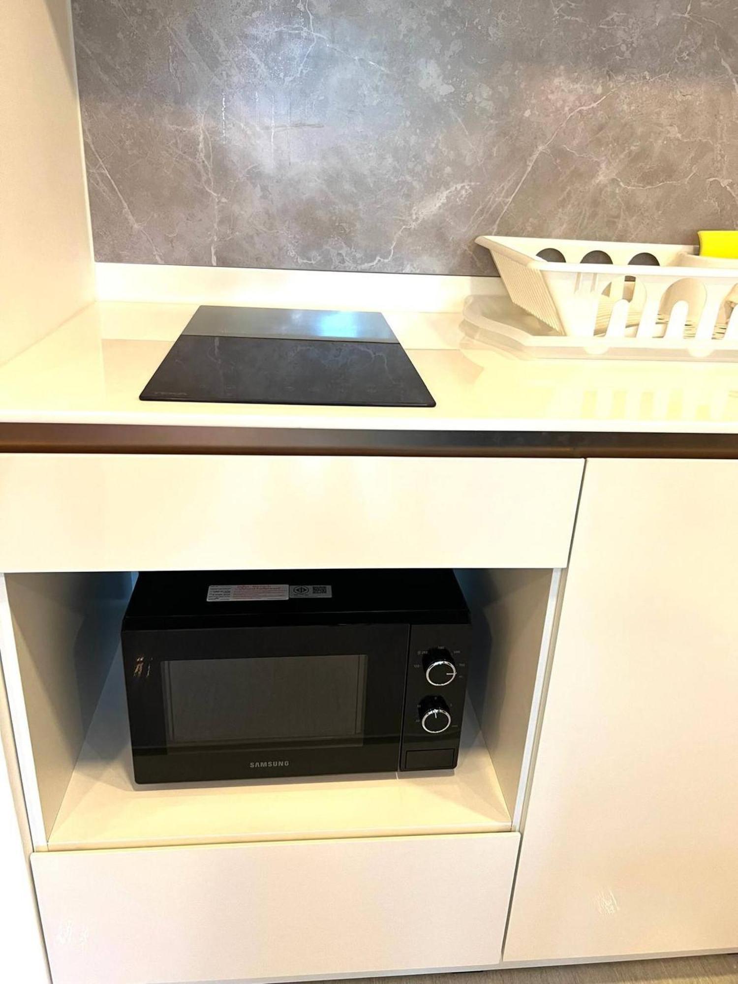 One Bedroom At Main Downtown With 5 Mins Walk To Apartment *