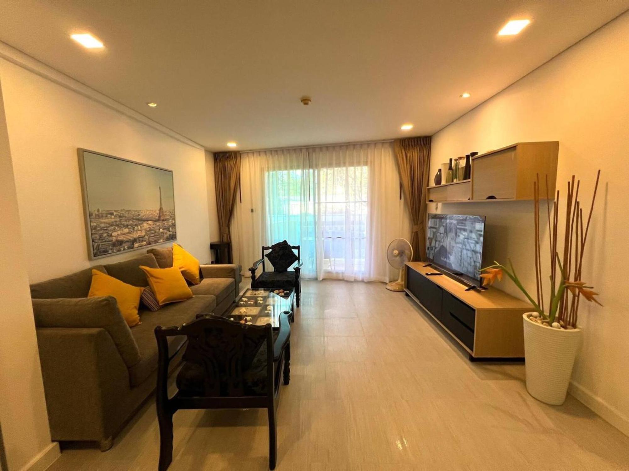 One Bedroom At Main Downtown With 5 Mins Walk To *