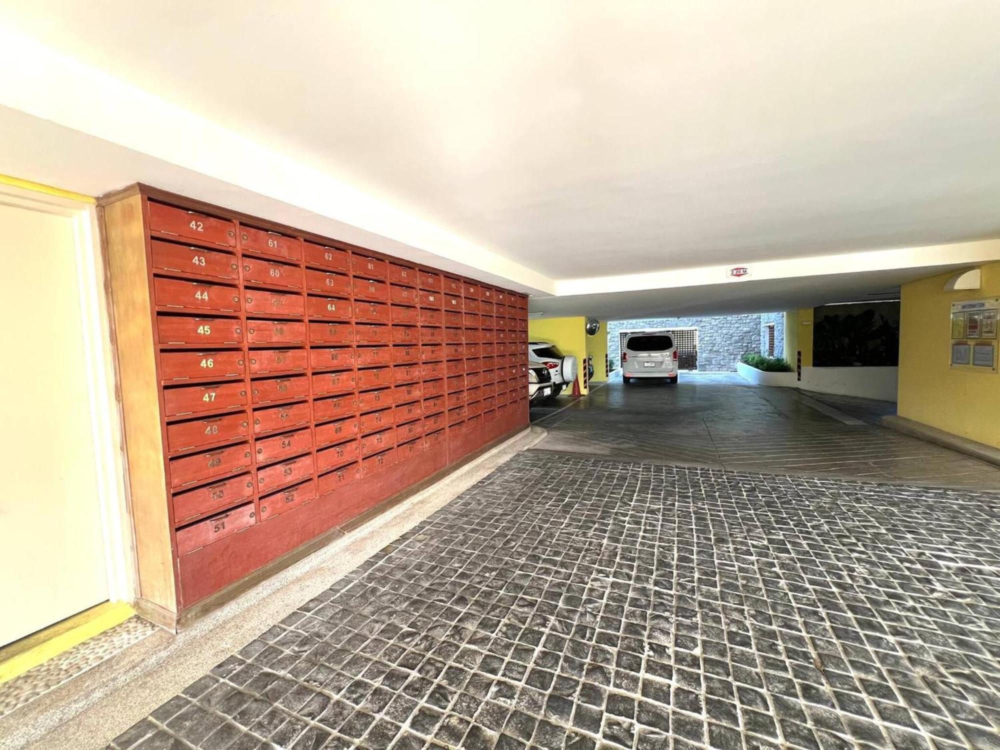 One Bedroom At Main Downtown With 5 Mins Walk To Apartment