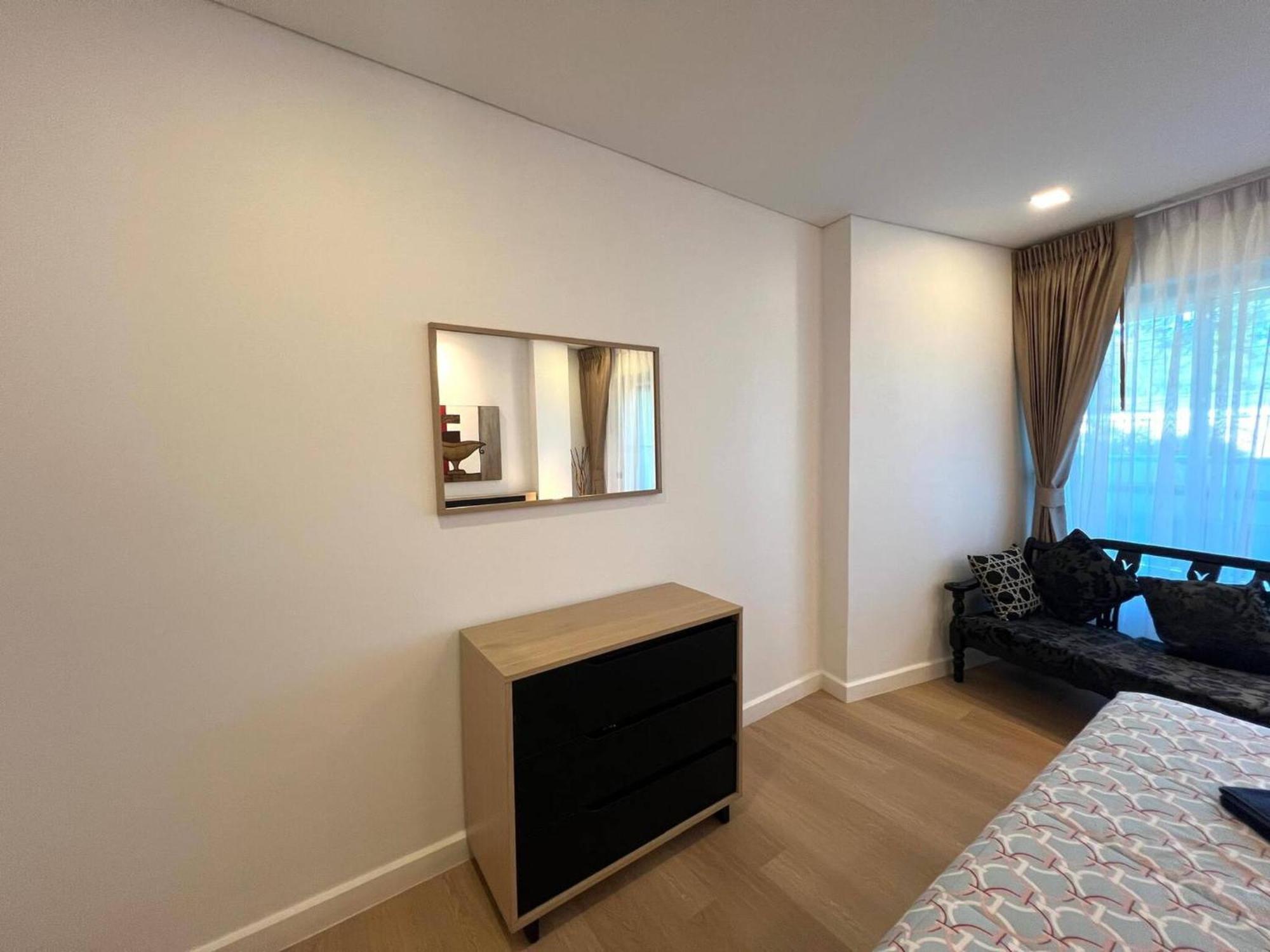 One Bedroom At Main Downtown With 5 Mins Walk To Apartment *