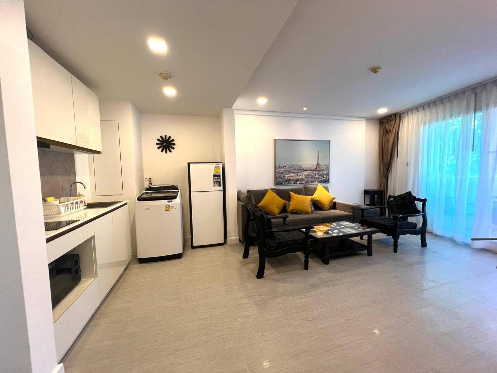 One Bedroom At Main Downtown With 5 Mins Walk To Apartment *