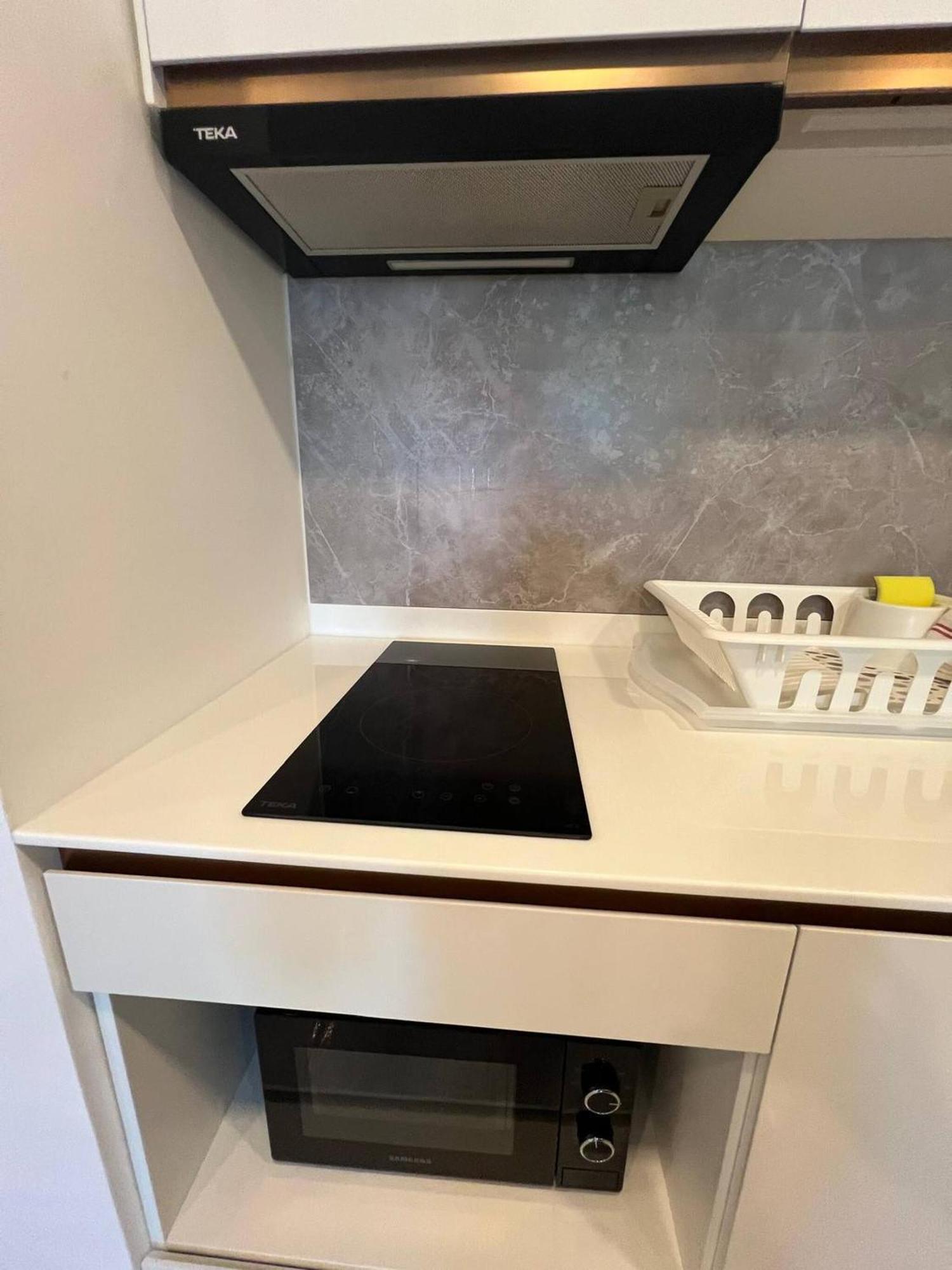 One Bedroom At Main Downtown With 5 Mins Walk To