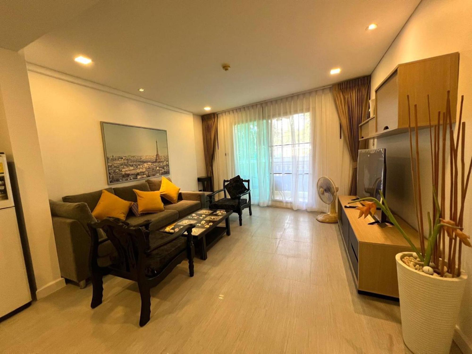 One Bedroom At Main Downtown With 5 Mins Walk To Apartment