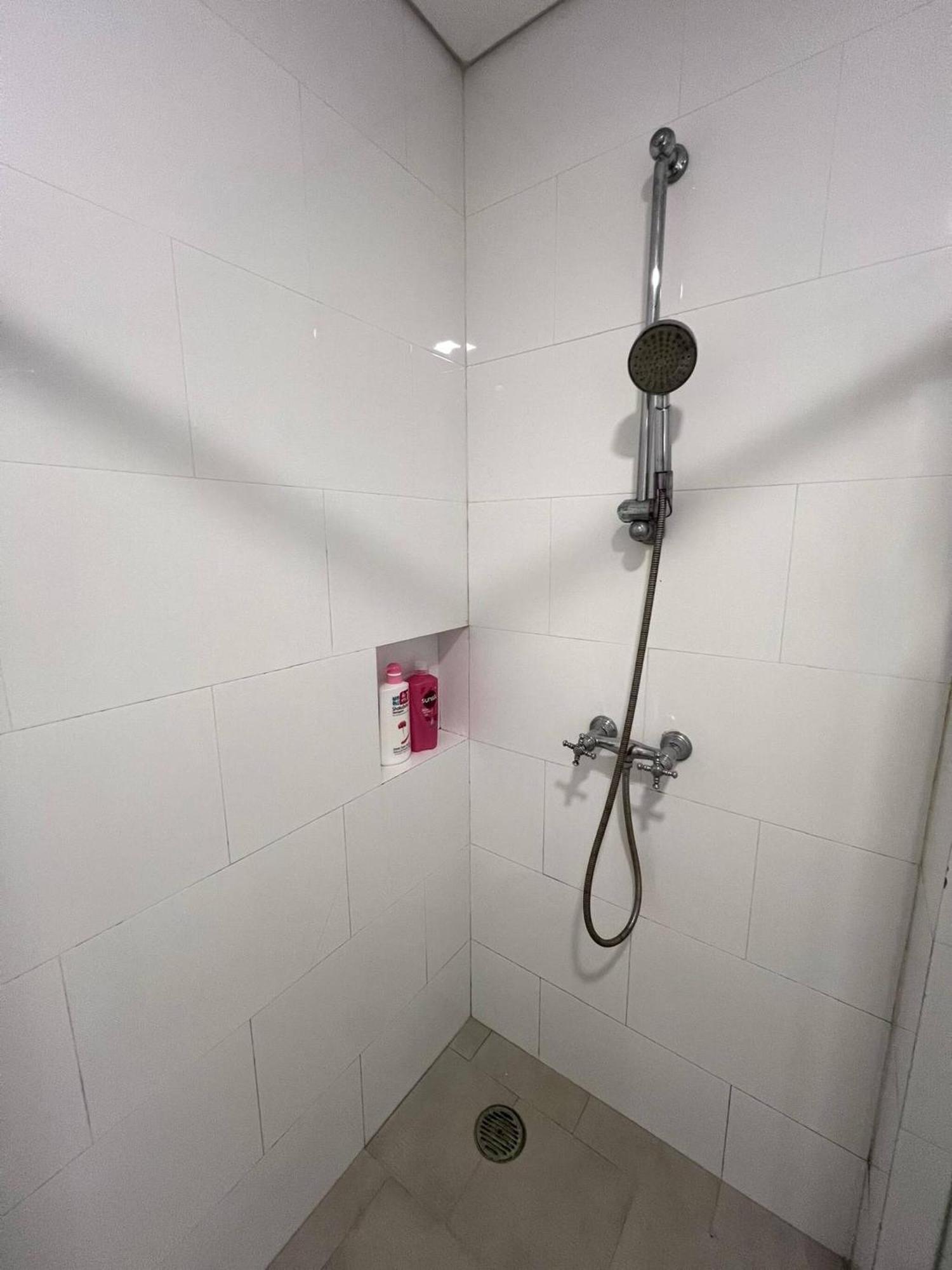 One Bedroom At Main Downtown With 5 Mins Walk To Apartment