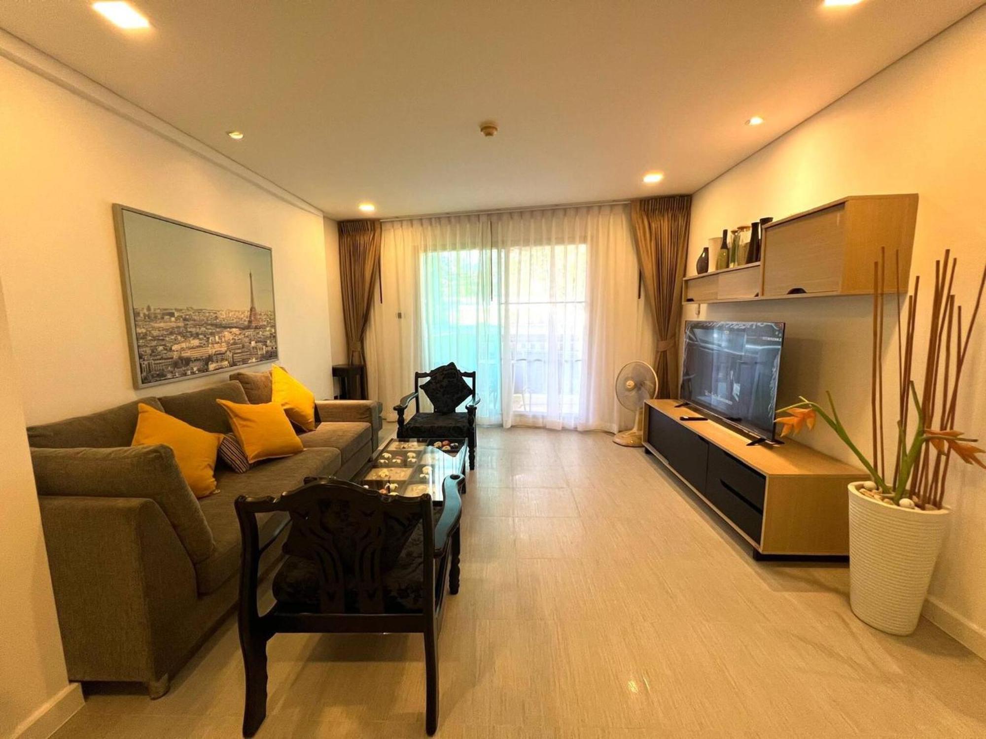 One Bedroom At Main Downtown With 5 Mins Walk To Apartment *
