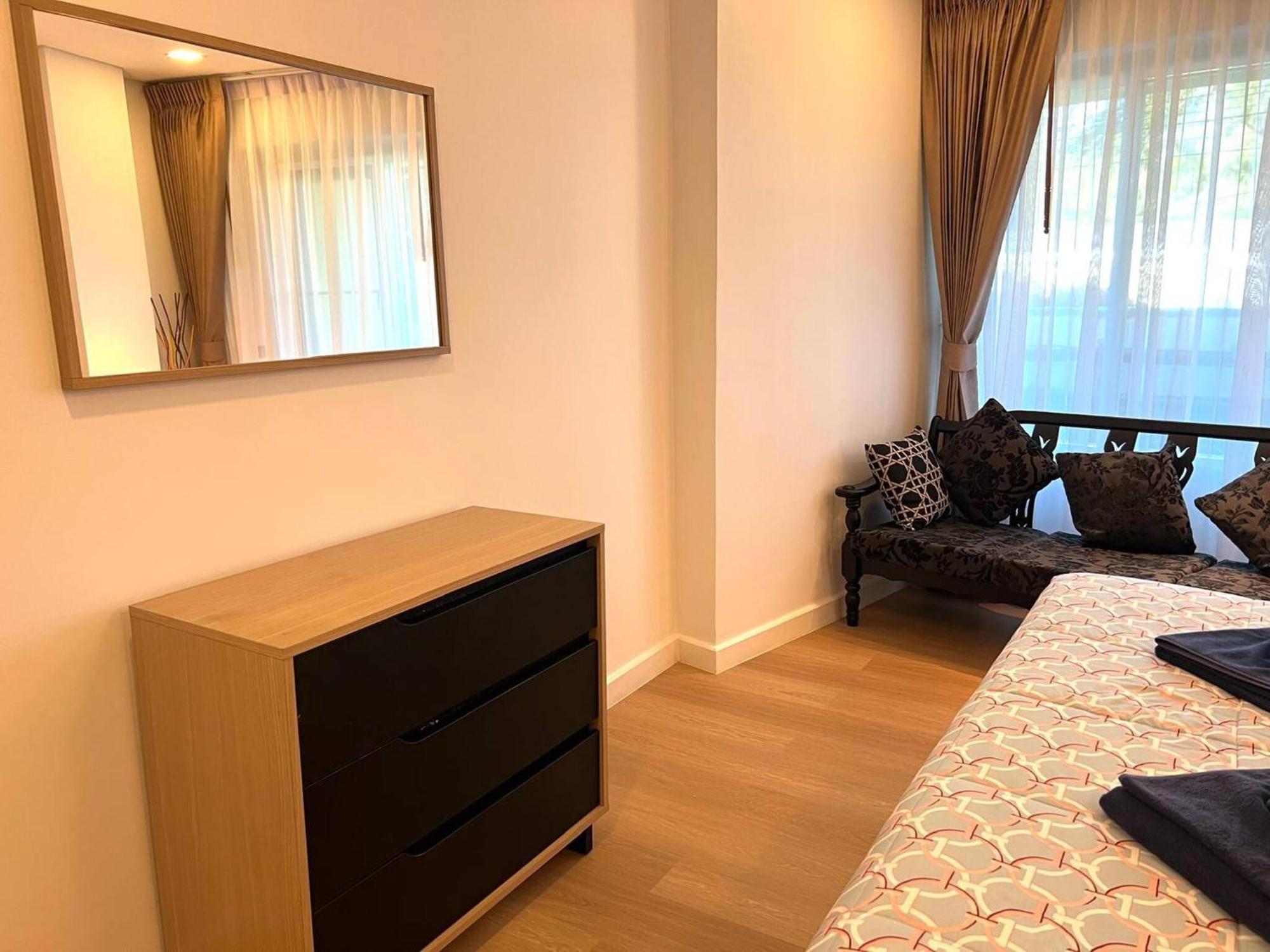 One Bedroom At Main Downtown With 5 Mins Walk To *