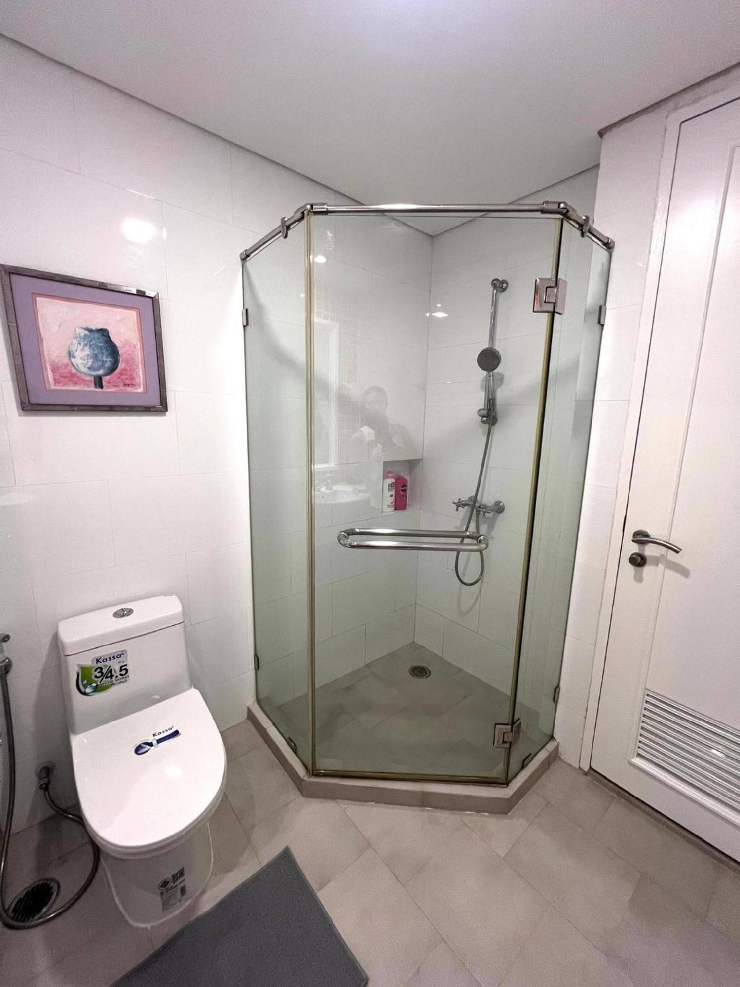 One Bedroom At Main Downtown With 5 Mins Walk To Apartment