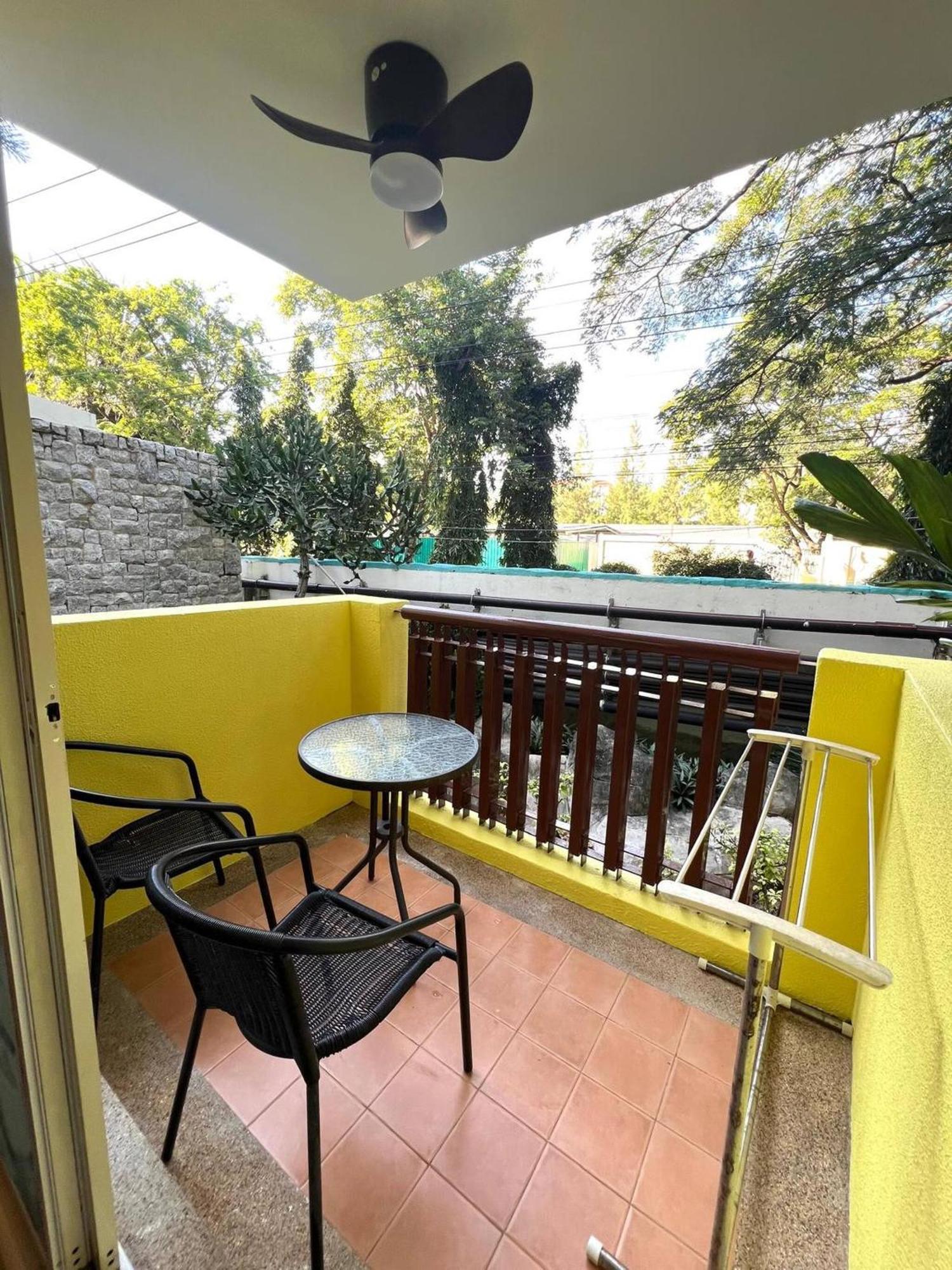 One Bedroom At Main Downtown With 5 Mins Walk To *
