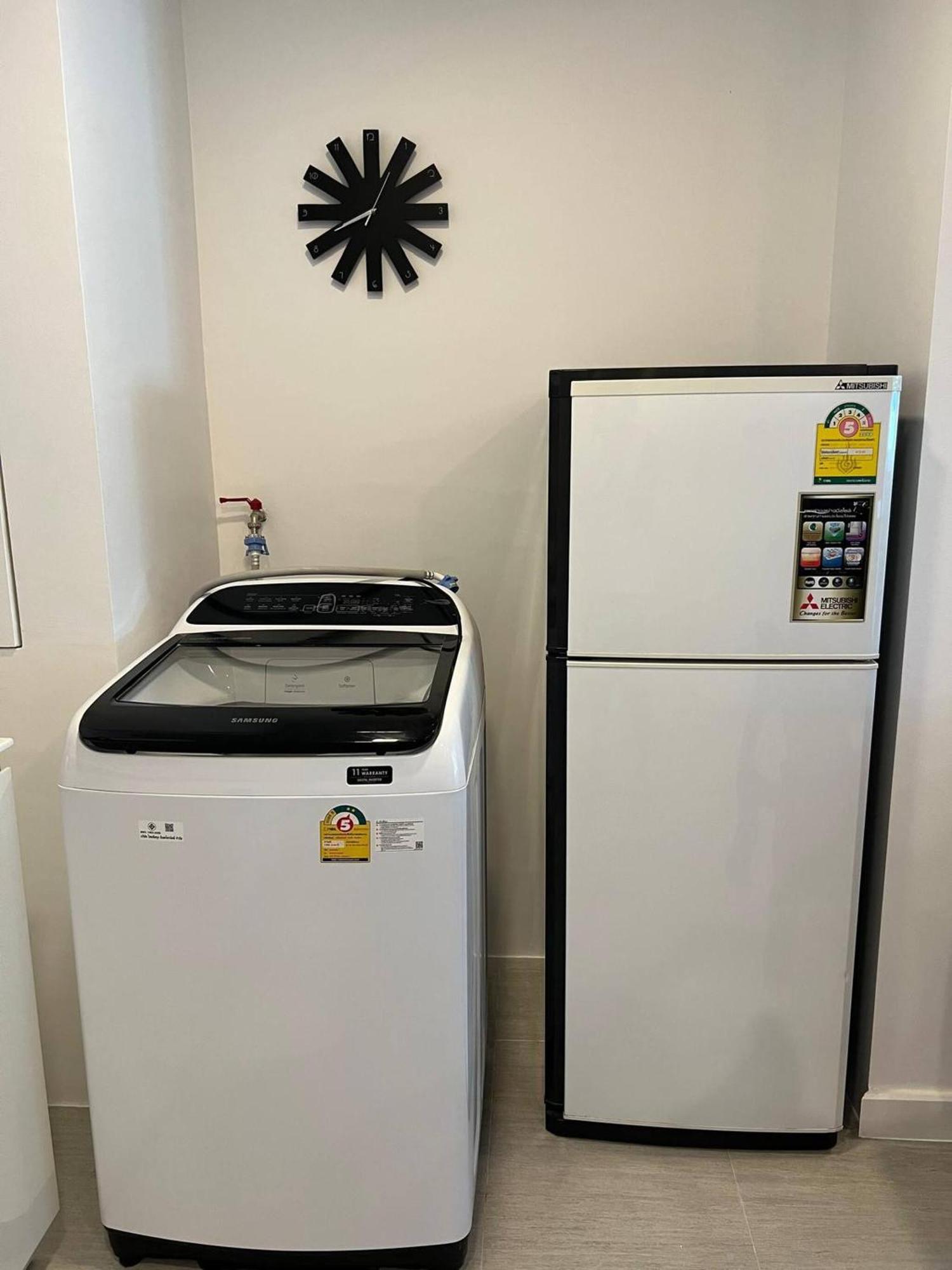 One Bedroom At Main Downtown With 5 Mins Walk To *