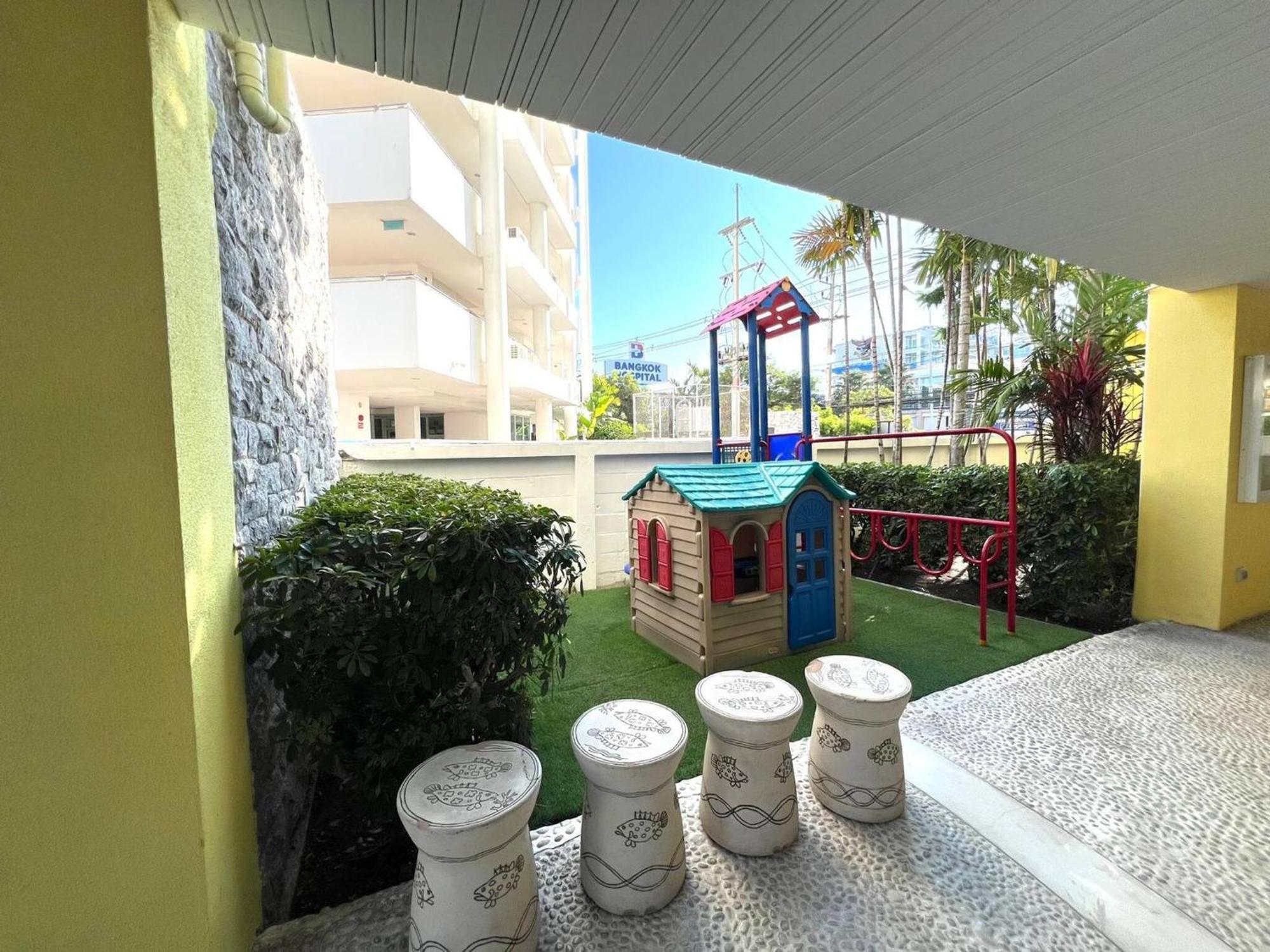 One Bedroom At Main Downtown With 5 Mins Walk To Apartment