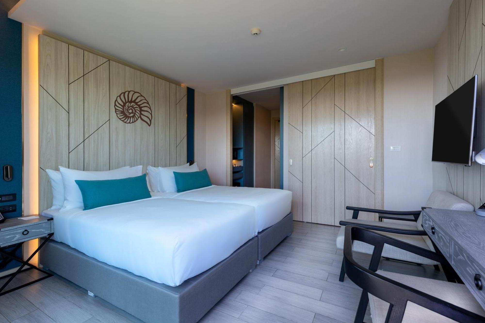 Western Carapace Hotel