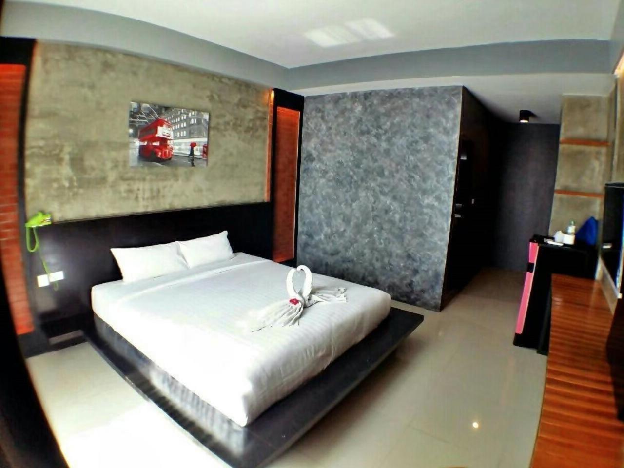 Coconut Hotel *