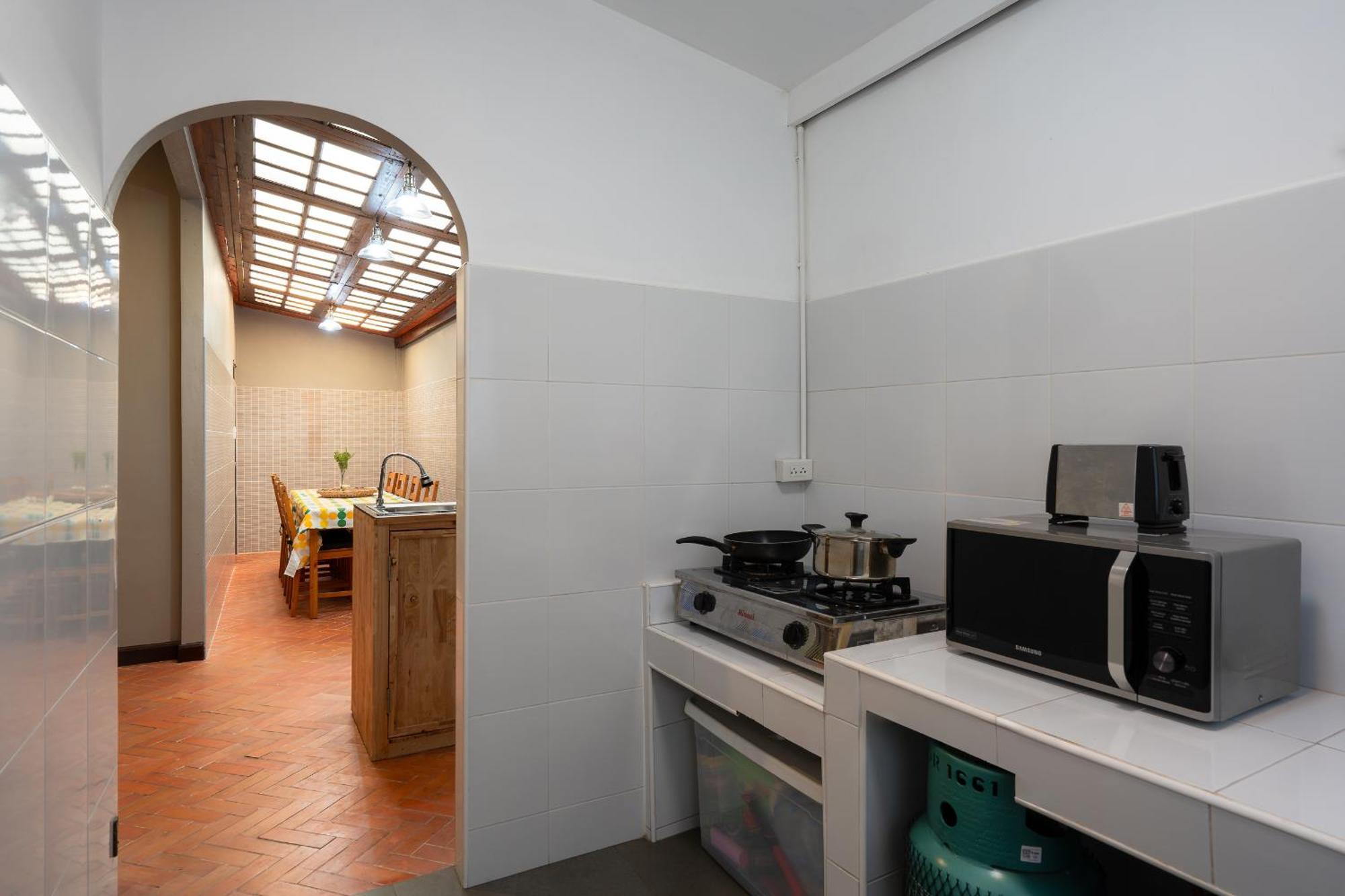 Spacious Homey Pool With Private Parking, Fenced Yard, Bbq, 5min To Beach, Pet-friendly *