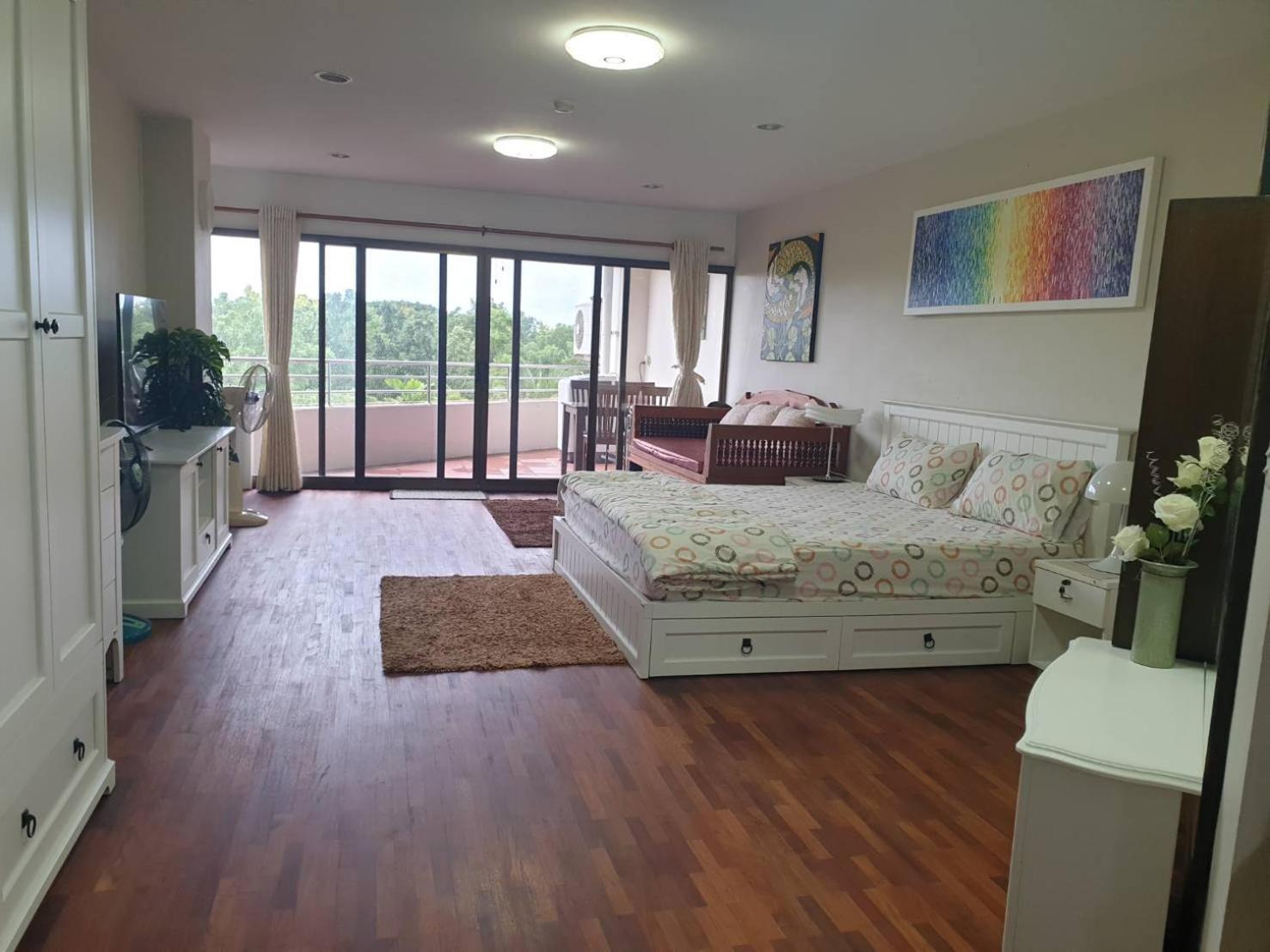 Spacious In Palm Pavilion Near Airport Apartment