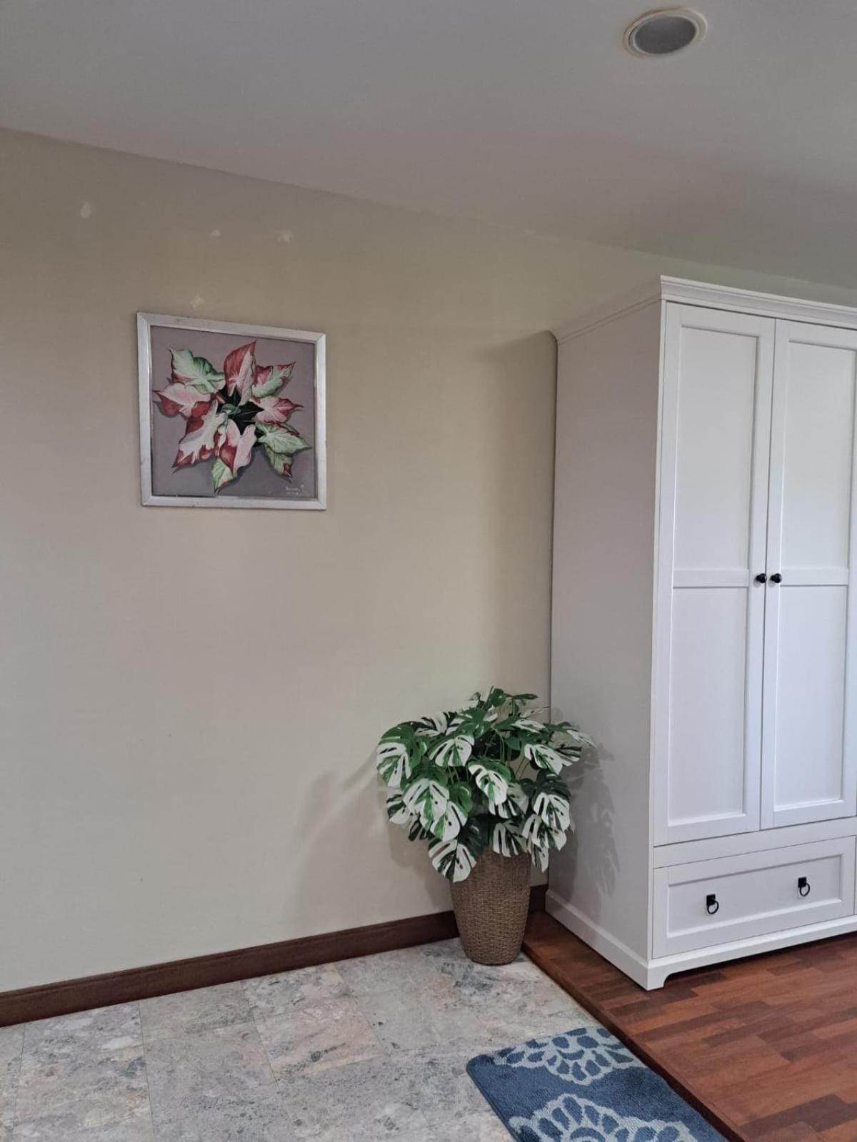 Spacious In Palm Pavilion Near Airport *