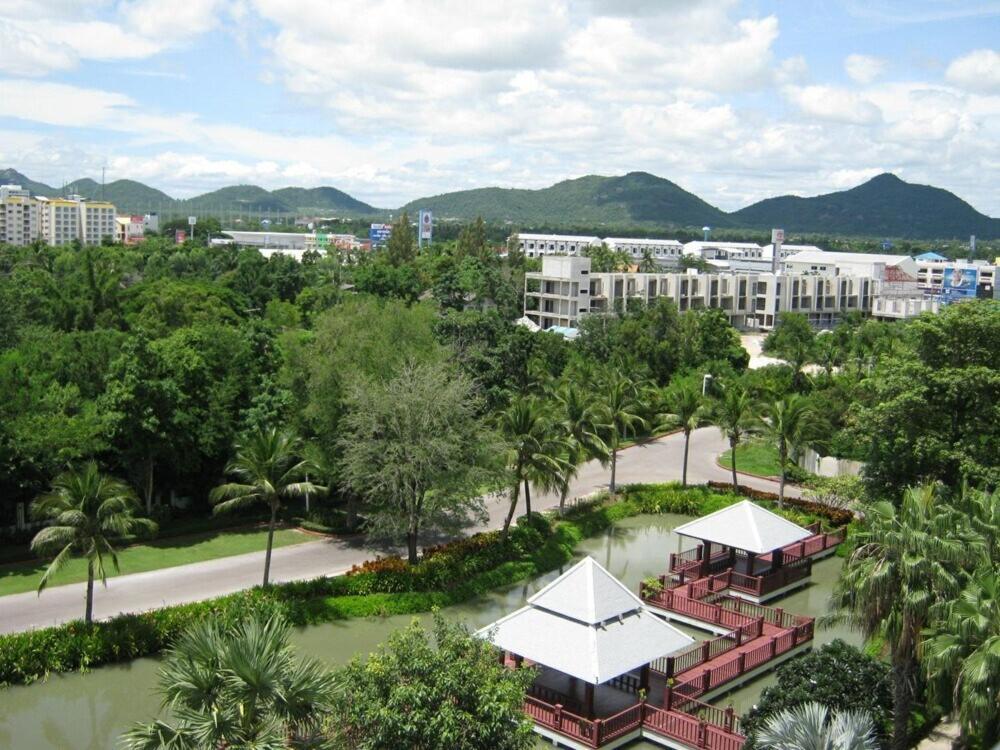 Spacious In Palm Pavilion Near Airport Apartment *
