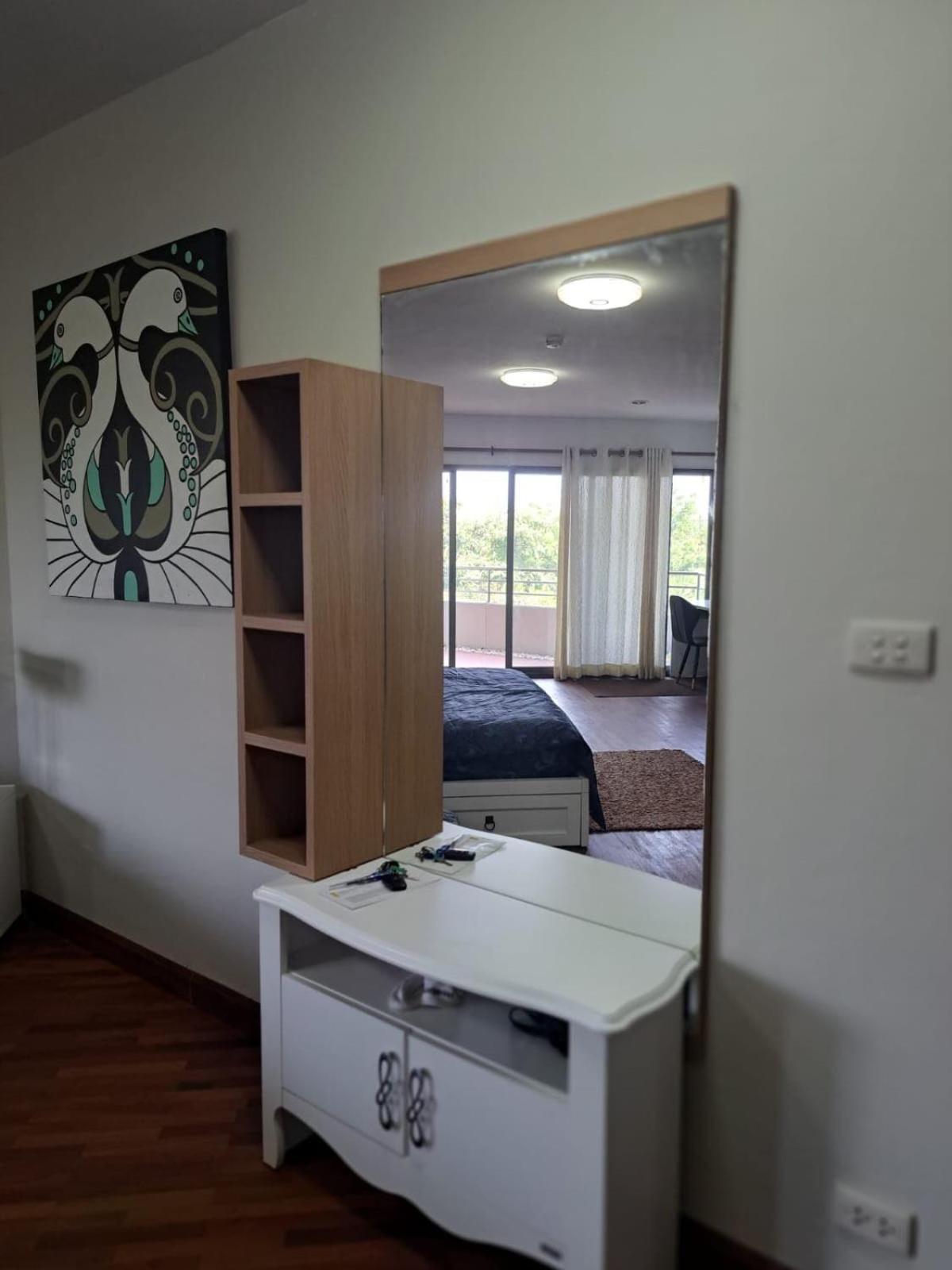 Spacious In Palm Pavilion Near Airport