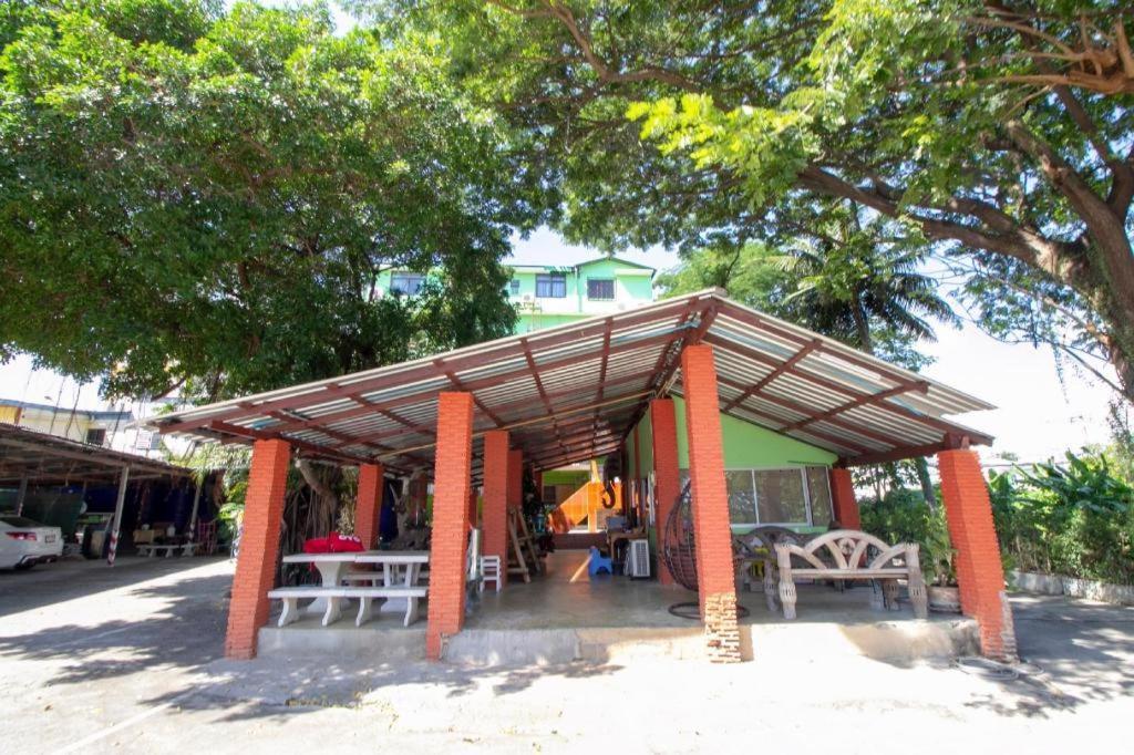 Oyo 75372 Flight Hut
