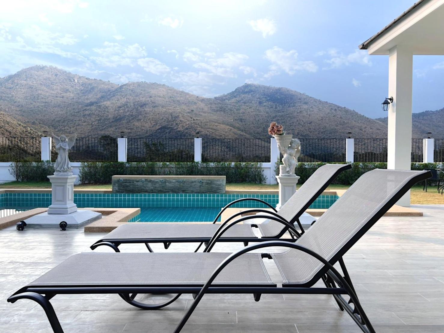 Luxurious 4-bedroom Pool Mountain Views