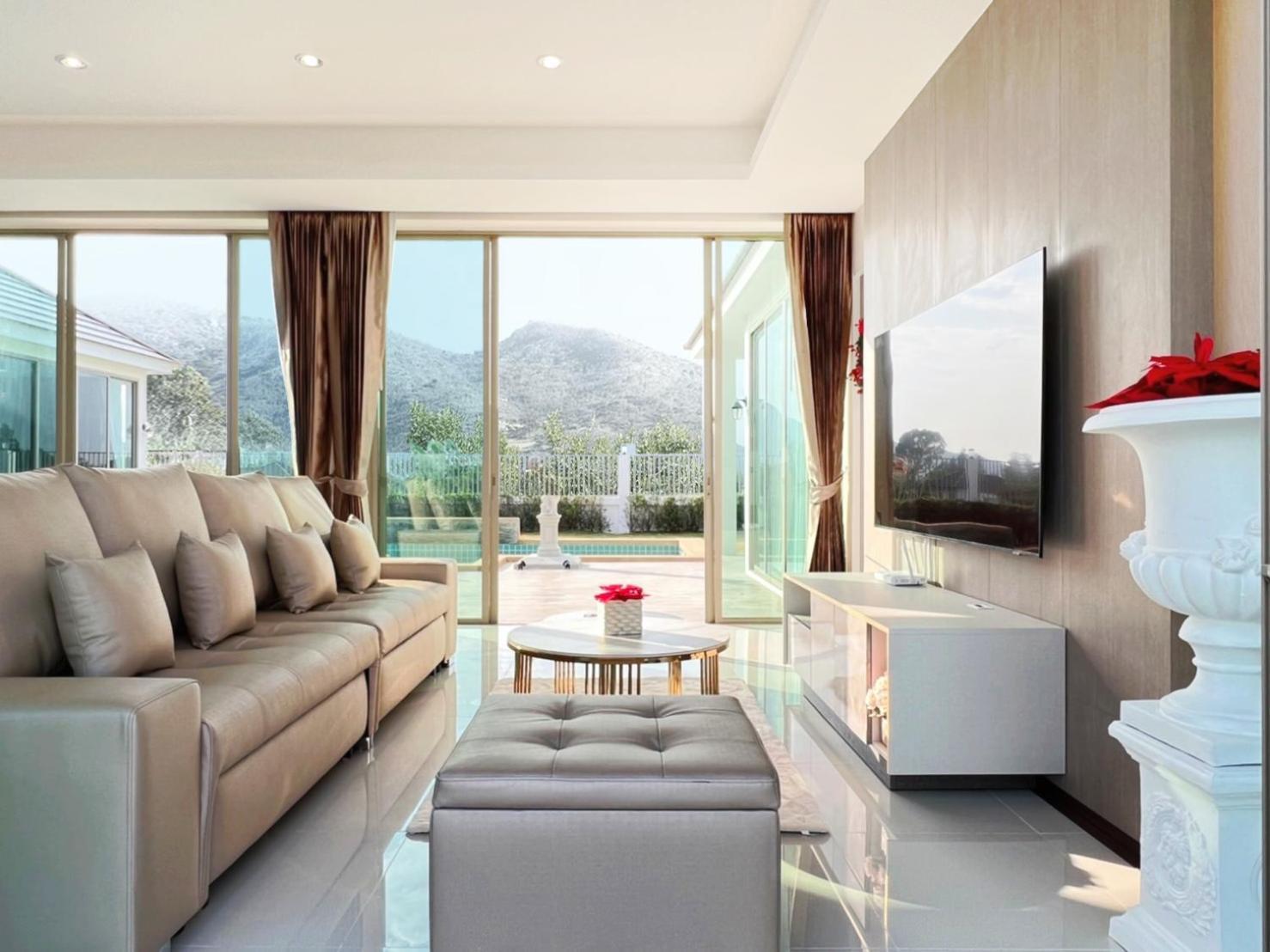 Luxurious 4-bedroom Pool Mountain Views