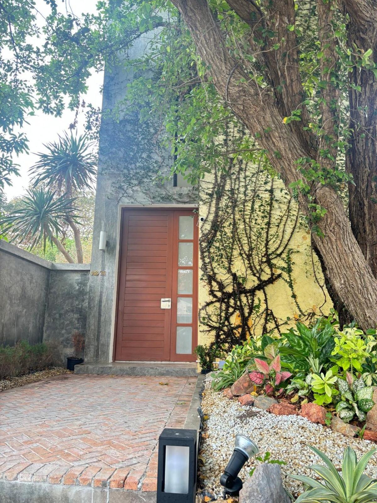 Villa Rare, Special Pool *