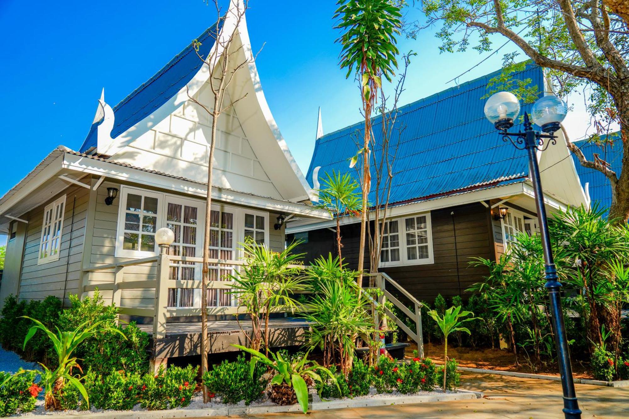 Luna Hut Resort