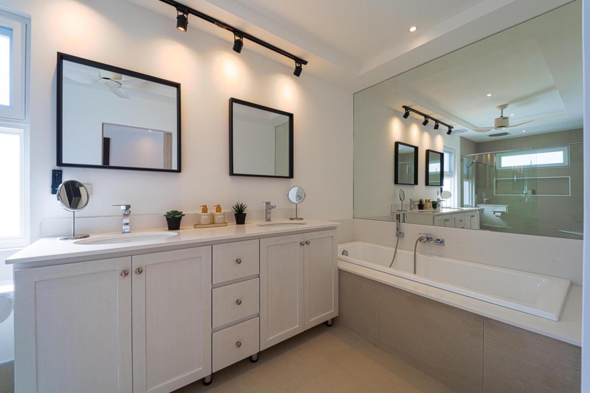 New Modern 3 Bedroom Pool - Mb3 *