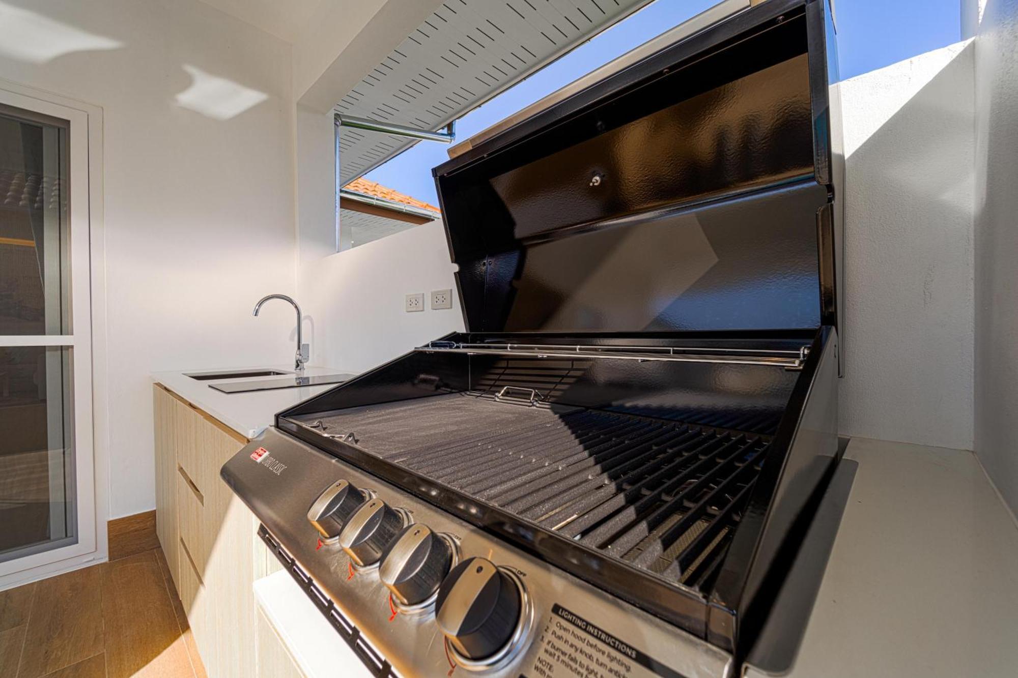 New Modern 3 Bedroom Pool - Mb3 *