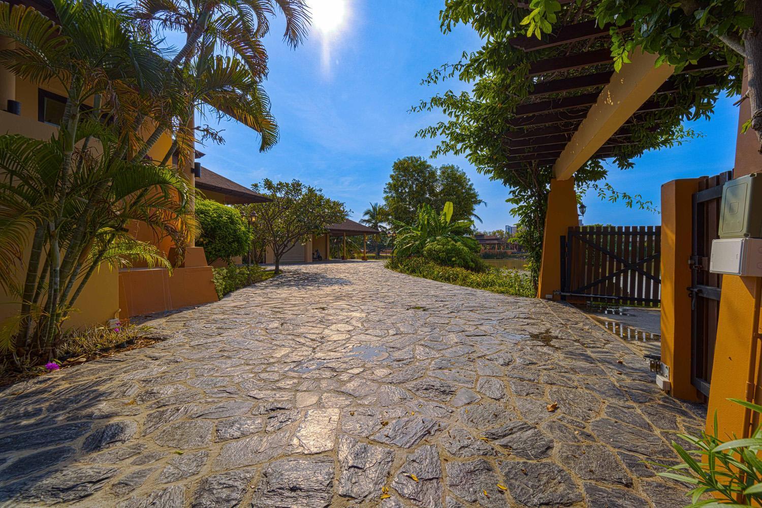 Luxury 5 Bedroom Close To Srs *