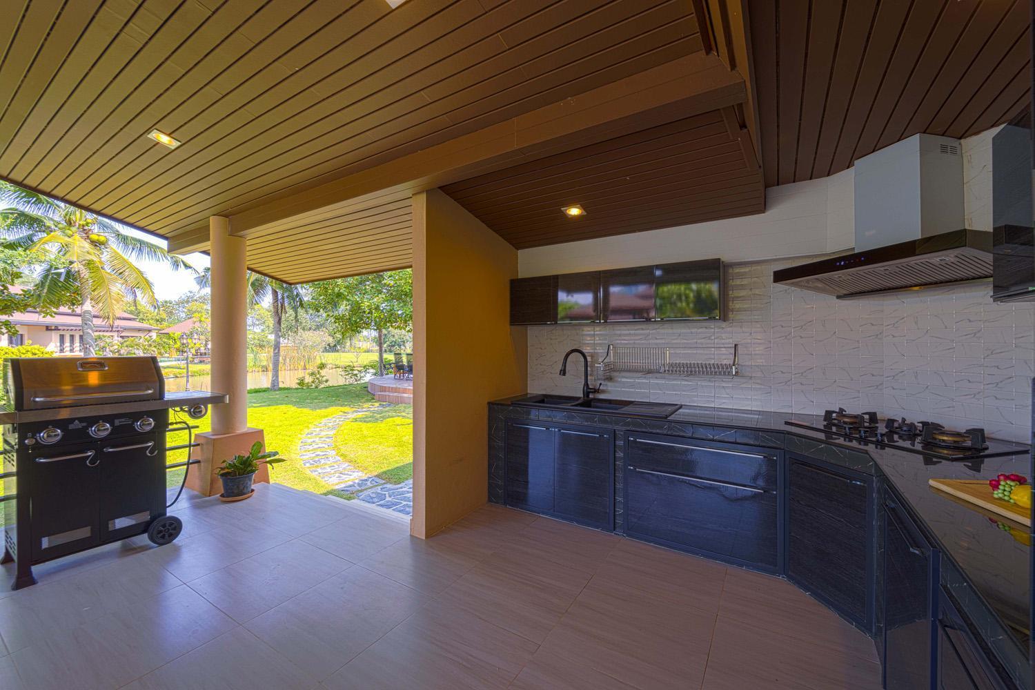 Luxury 5 Bedroom Close To Srs Villa *