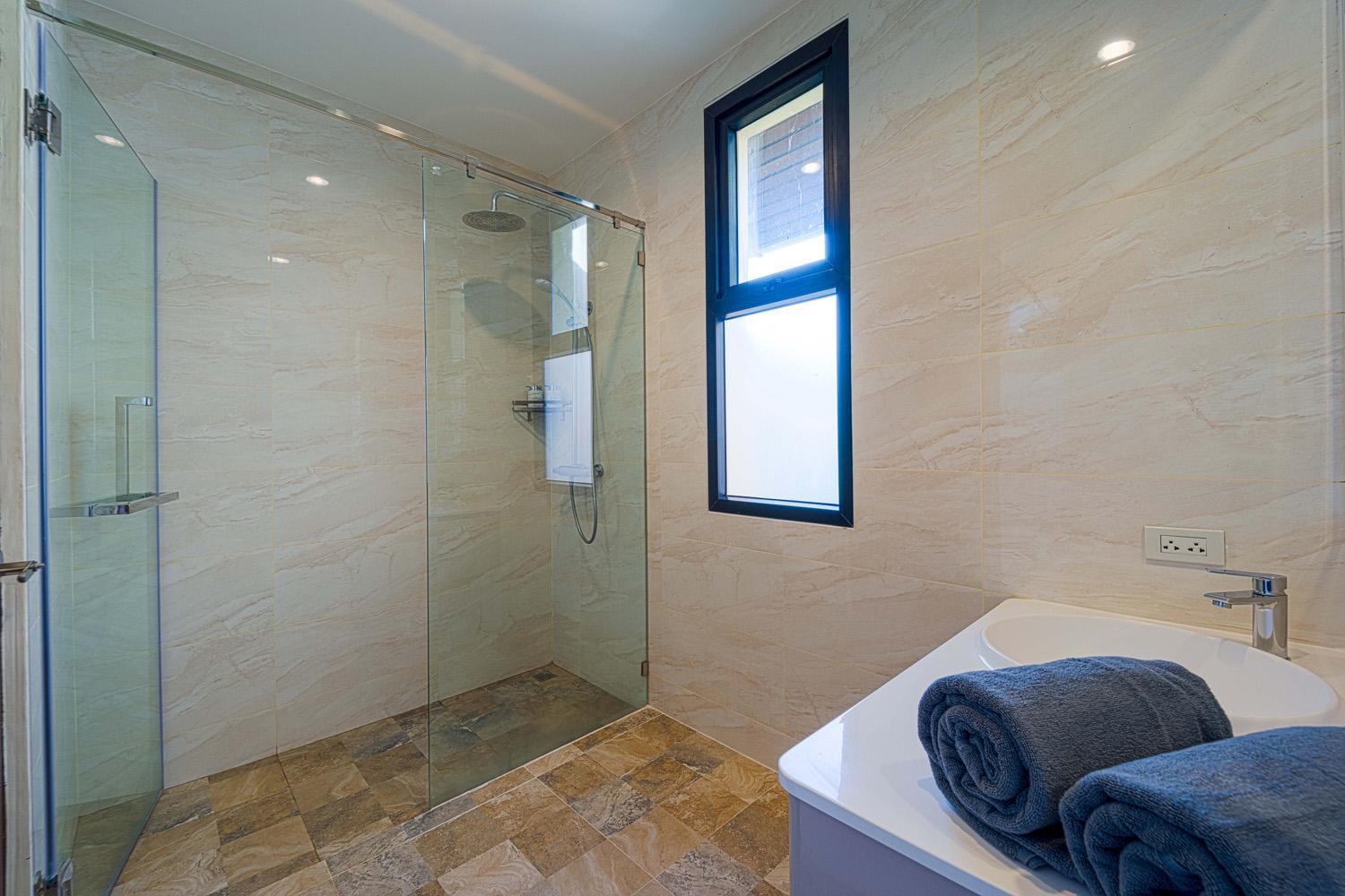 Luxury 5 Bedroom Close To Srs *