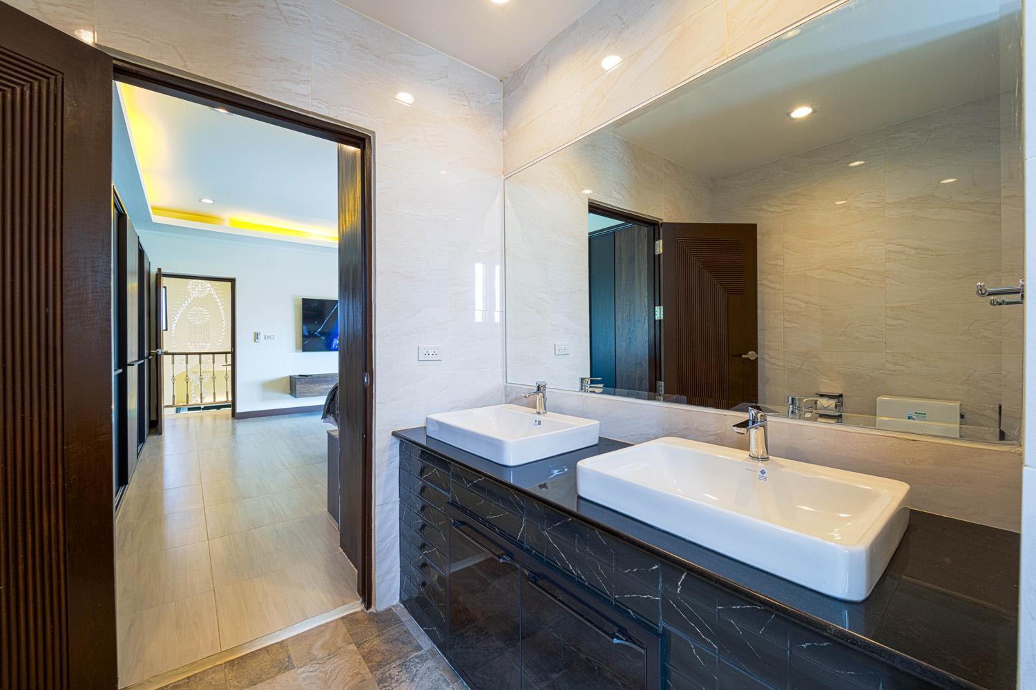 Luxury 5 Bedroom Close To Srs Villa