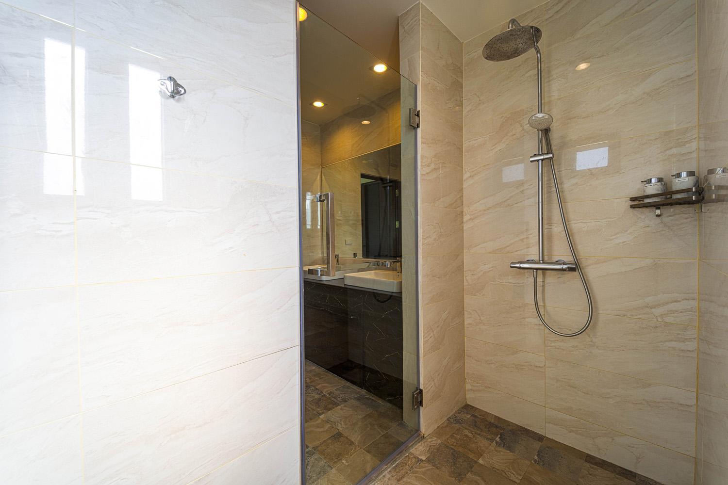 Luxury 5 Bedroom Close To Srs Villa *