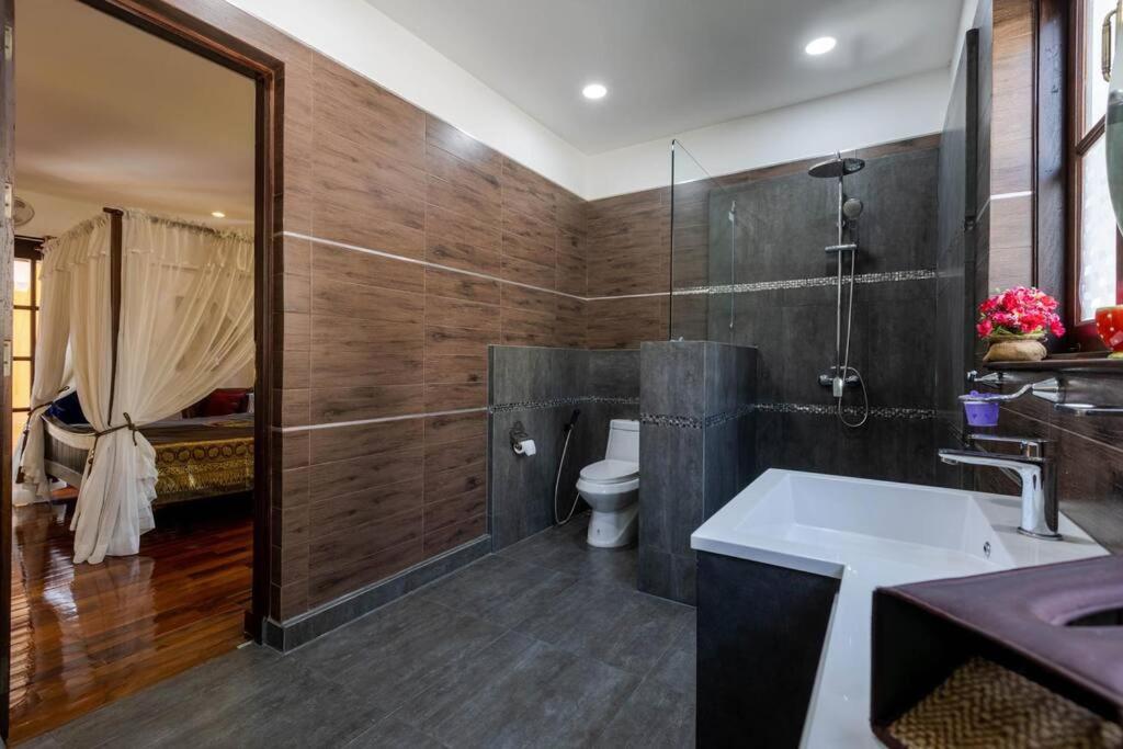Bali Style Mansion In Great Location! Villa Hua Hin