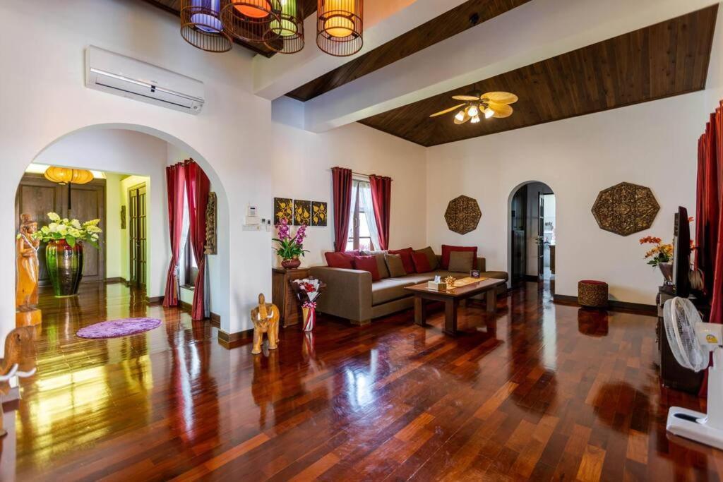 Villa Bali Style Mansion In Great Location! Hua Hin