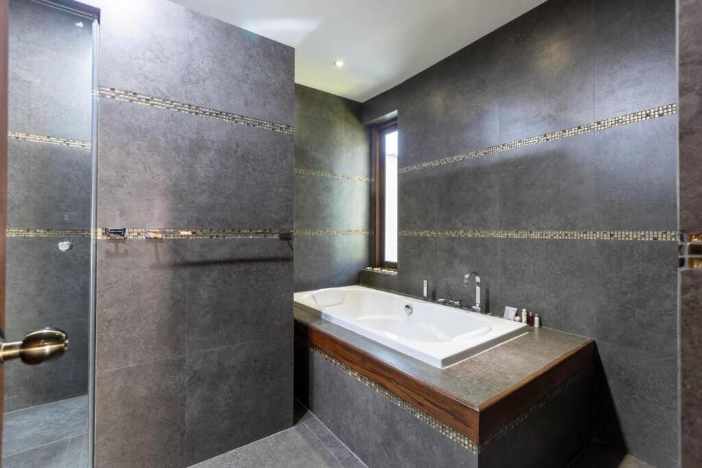 Bali Style Mansion In Great Location! * Hua Hin