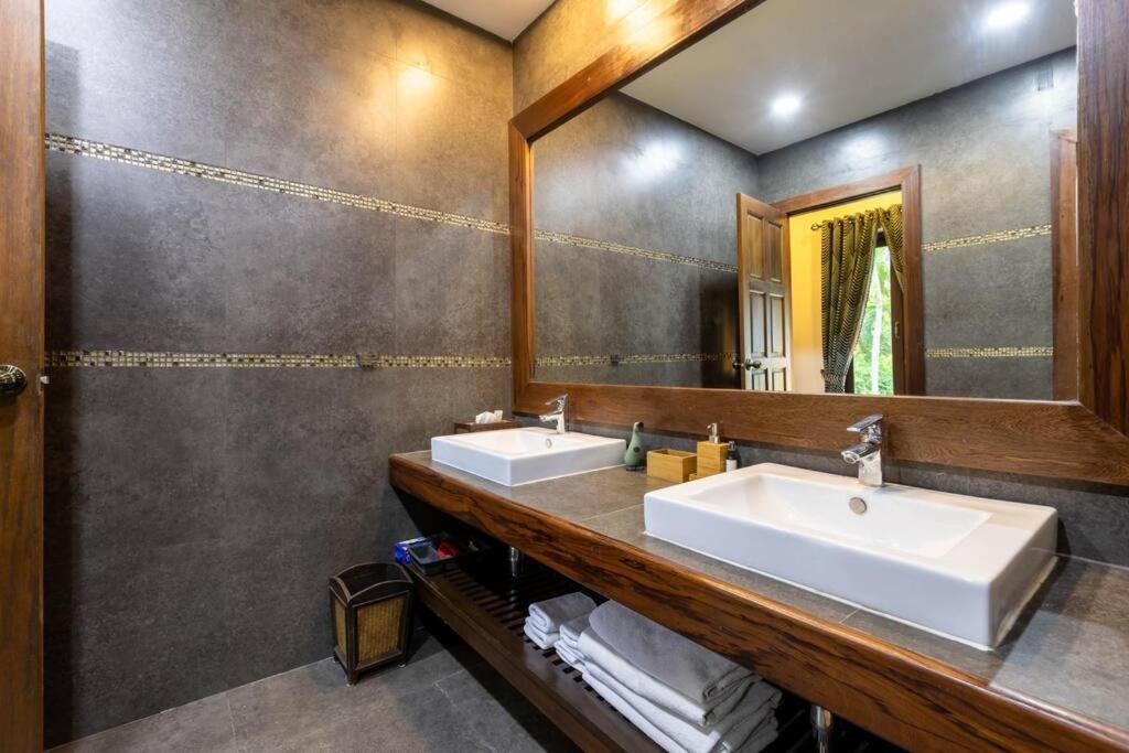 Bali Style Mansion In Great Location! Villa