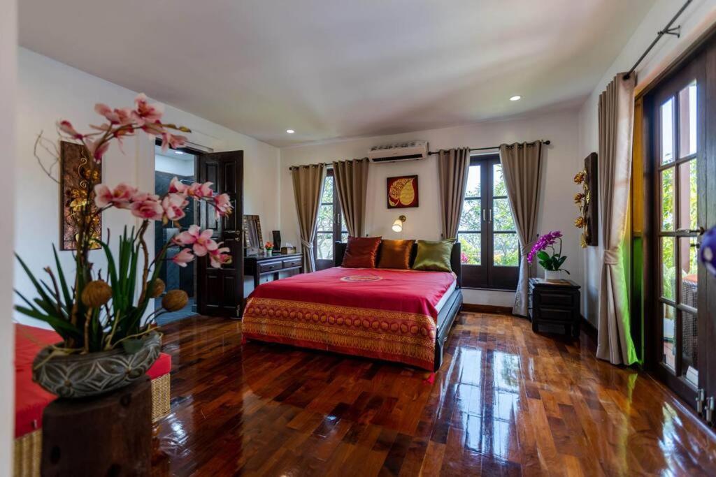 Bali Style Mansion In Great Location! Hua Hin