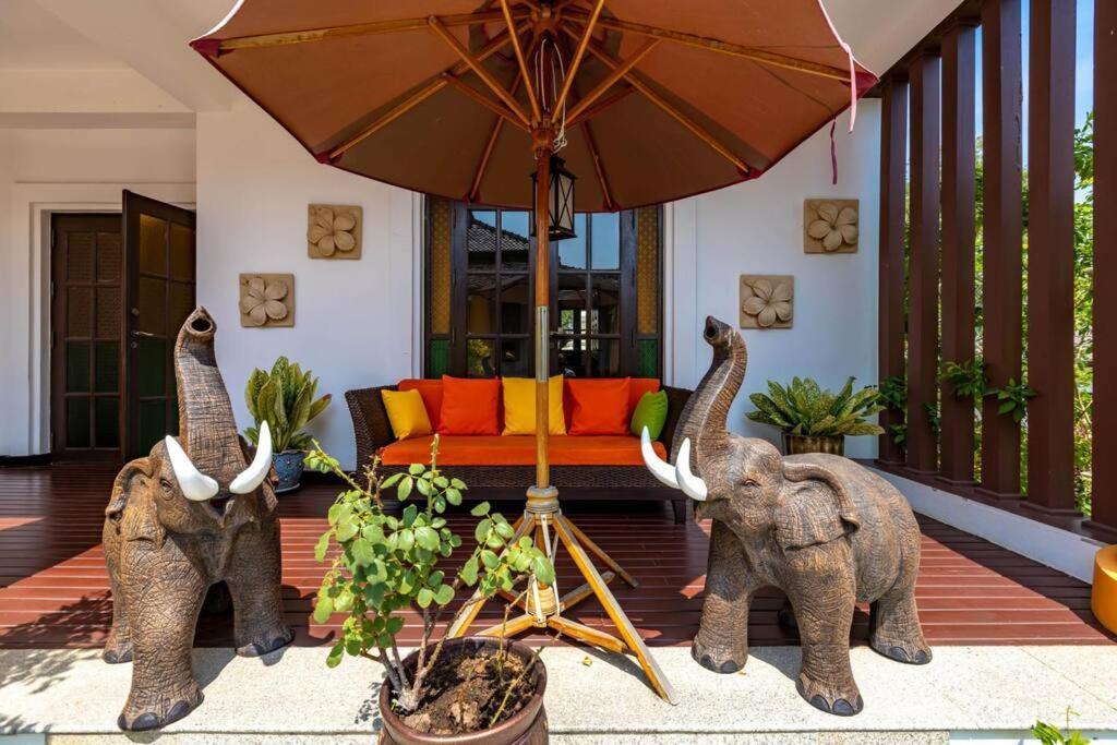 Bali Style Mansion In Great Location! Villa Hua Hin